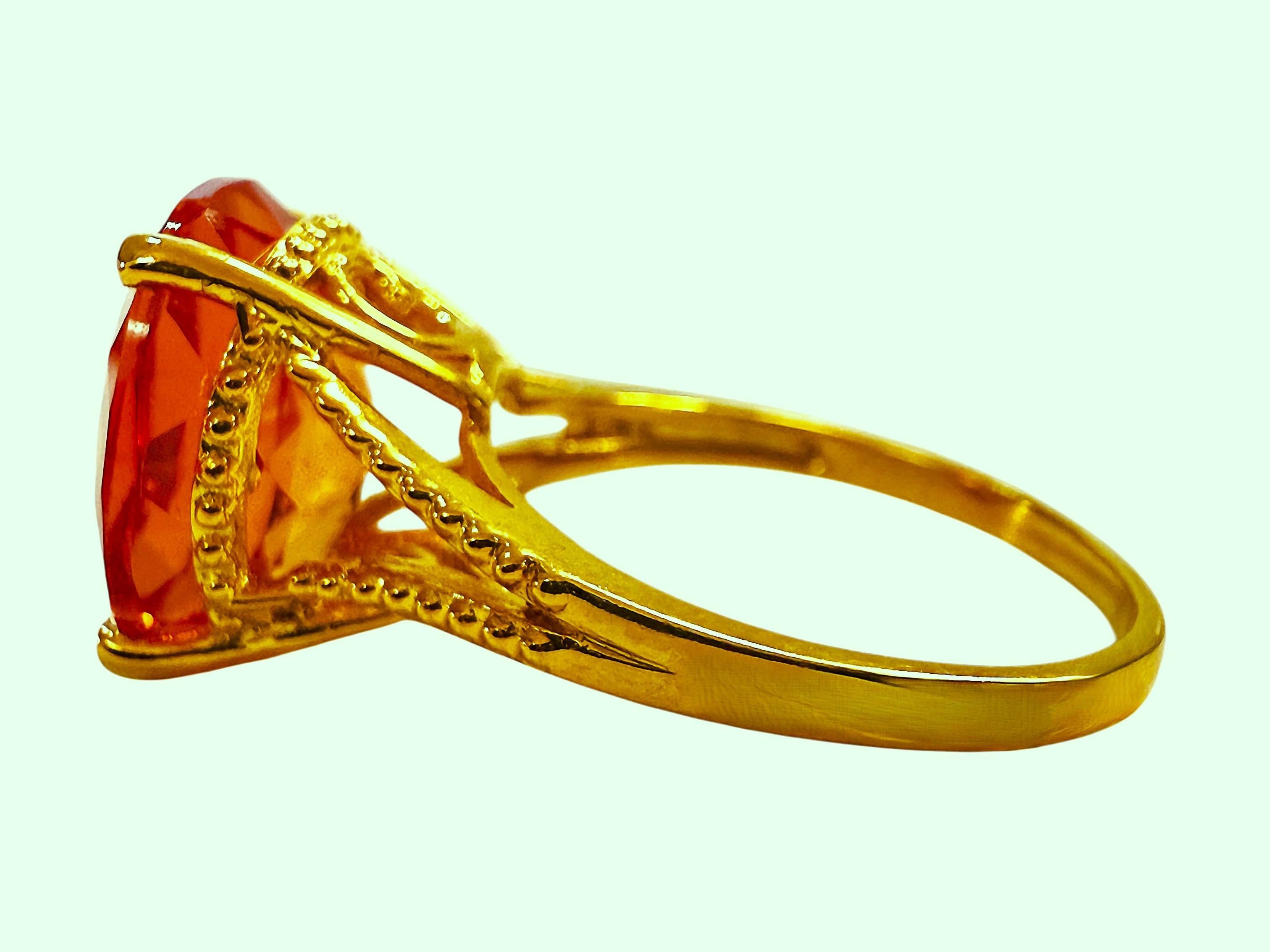 La bague est une taille 7.25.  La pierre provient du Sri Lanka et est tout simplement exquise.  C'est une pierre très bien notée.  Il s'agit d'une pierre de taille ovale de 9.87 carats.   La pierre principale mesure 13,5 mm x 12 mm et est ornée d'un