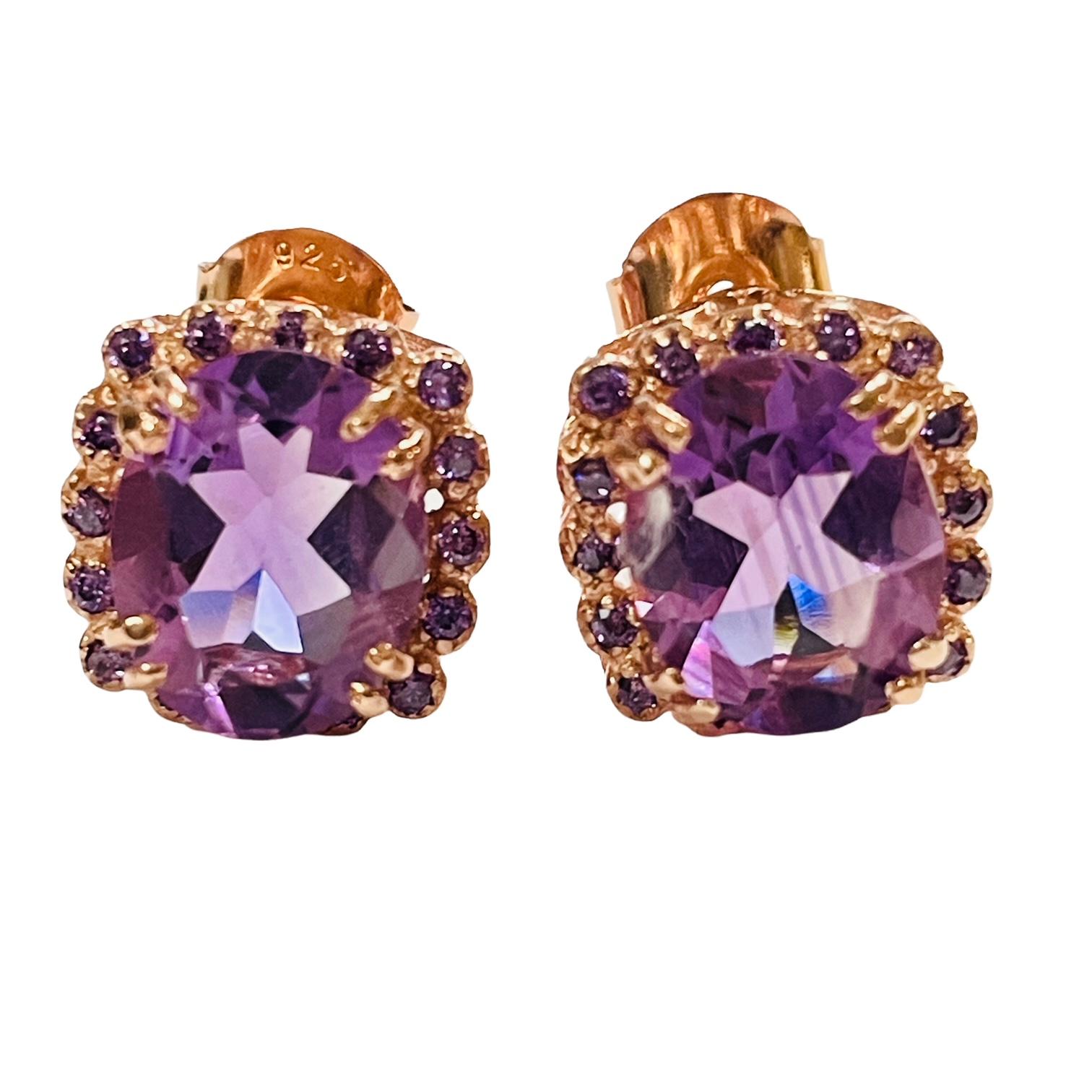 Diese Ohrringe sind einfach wunderschön!  Der Hauptstein ist 10 x 8 mm groß.  Es scheint fast mehrere Schattierungen zu haben, wie etwas Blau.  Das Karatgewicht beträgt 4,45.  Es handelt sich um Ohrringe im Pfostenstil. In der Tat sehr schön.  Das