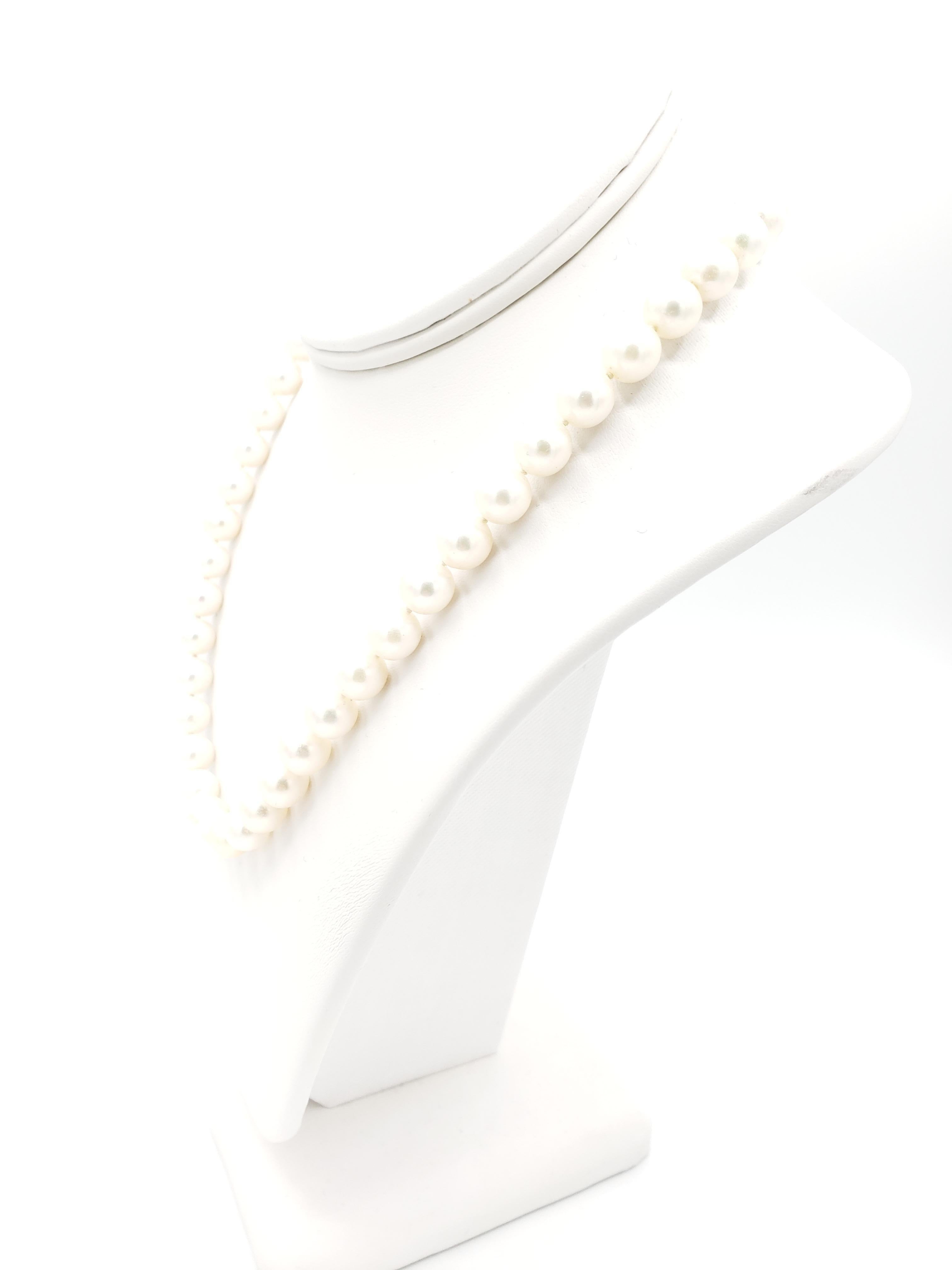 Questa splendida collana è realizzata con perle bianche giapponesi Akoya di acqua salata di qualità AAAA+, con dimensioni di 8,5 mm. La collana misura 17,5 pollici di lunghezza e presenta una chiusura sicura. Le perle sono perfettamente rotonde e