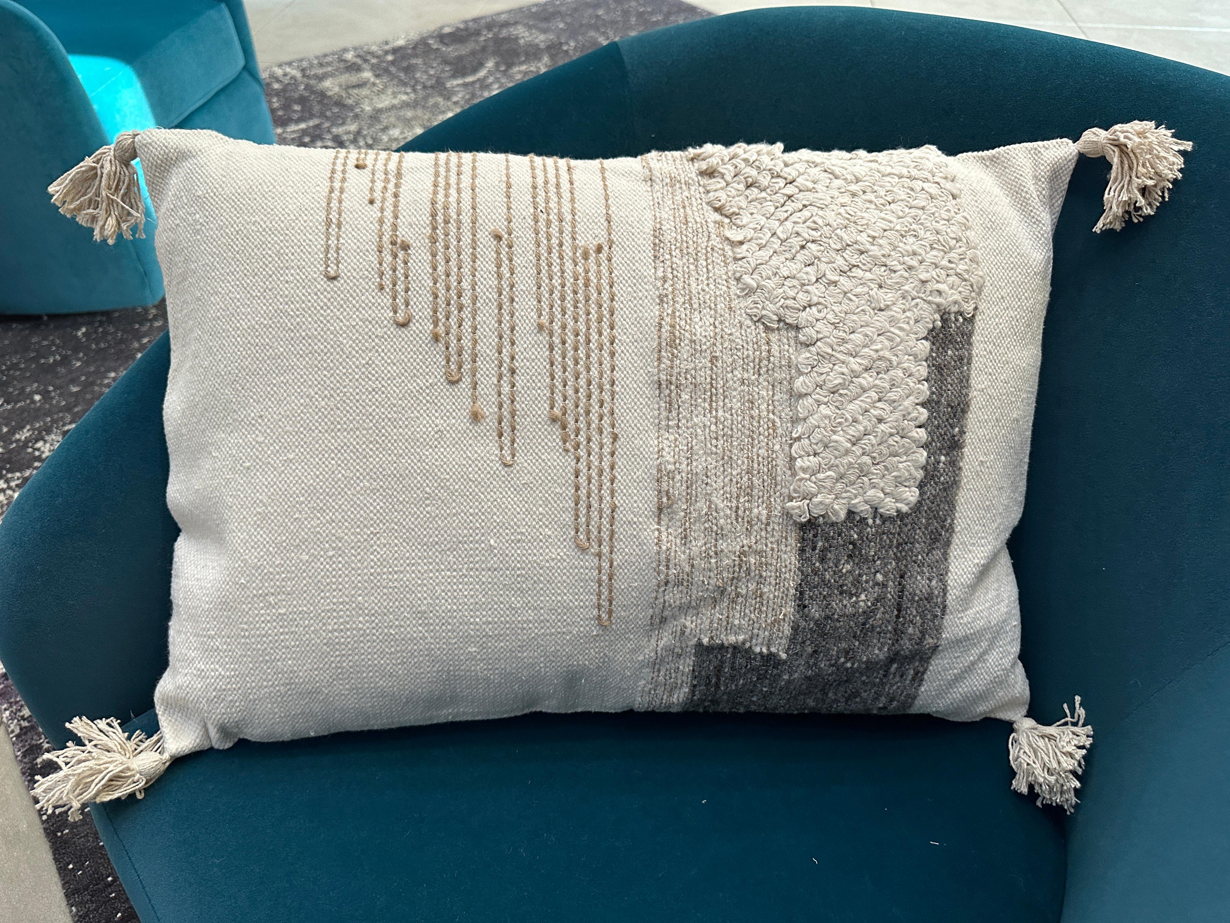 Indien Pair of Abstract, Boho, White and Gray Throw Pillows en vente