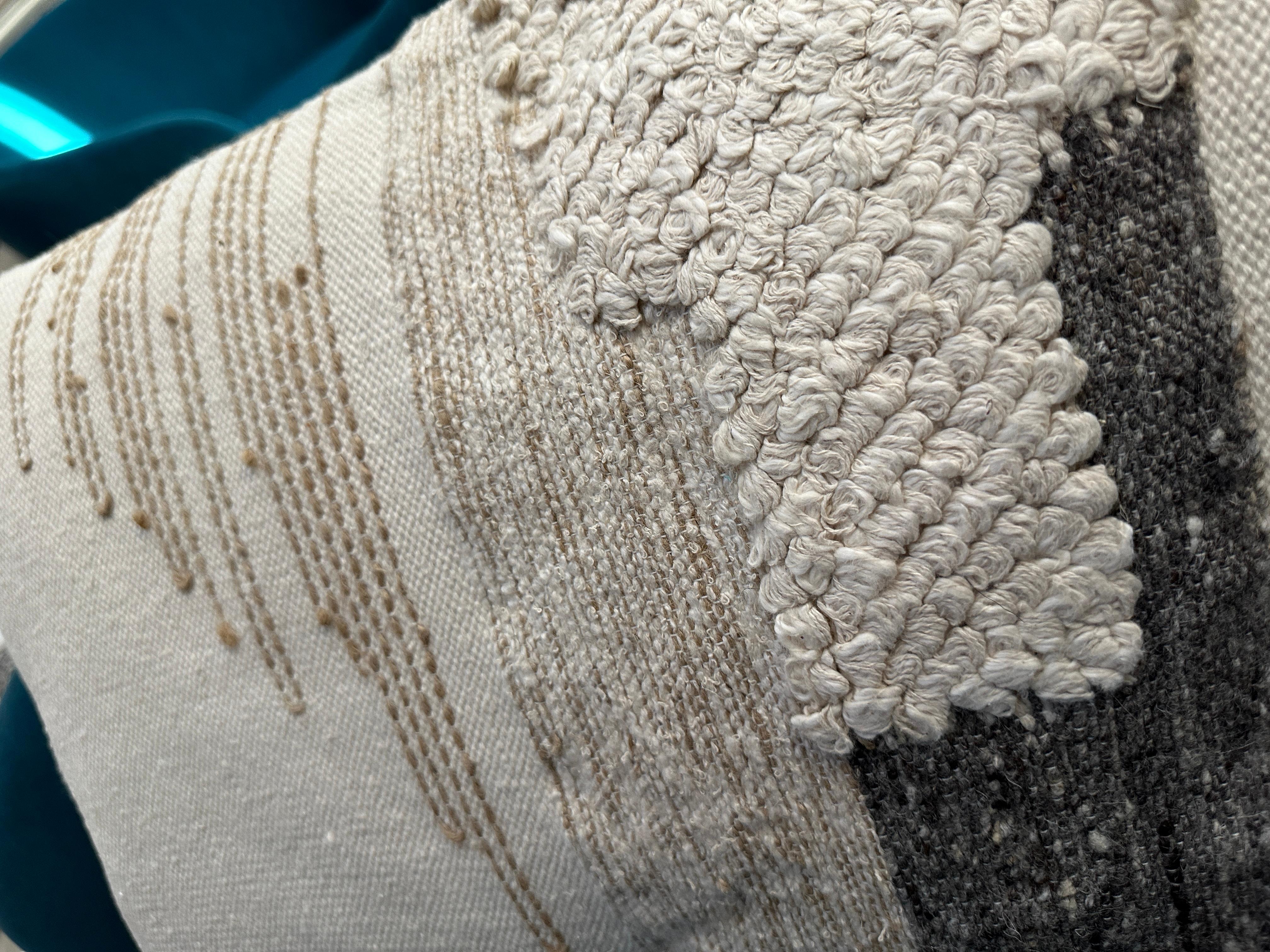 Pair of Abstract, Boho, White and Gray Throw Pillows Neuf - En vente à West Hollywood, CA
