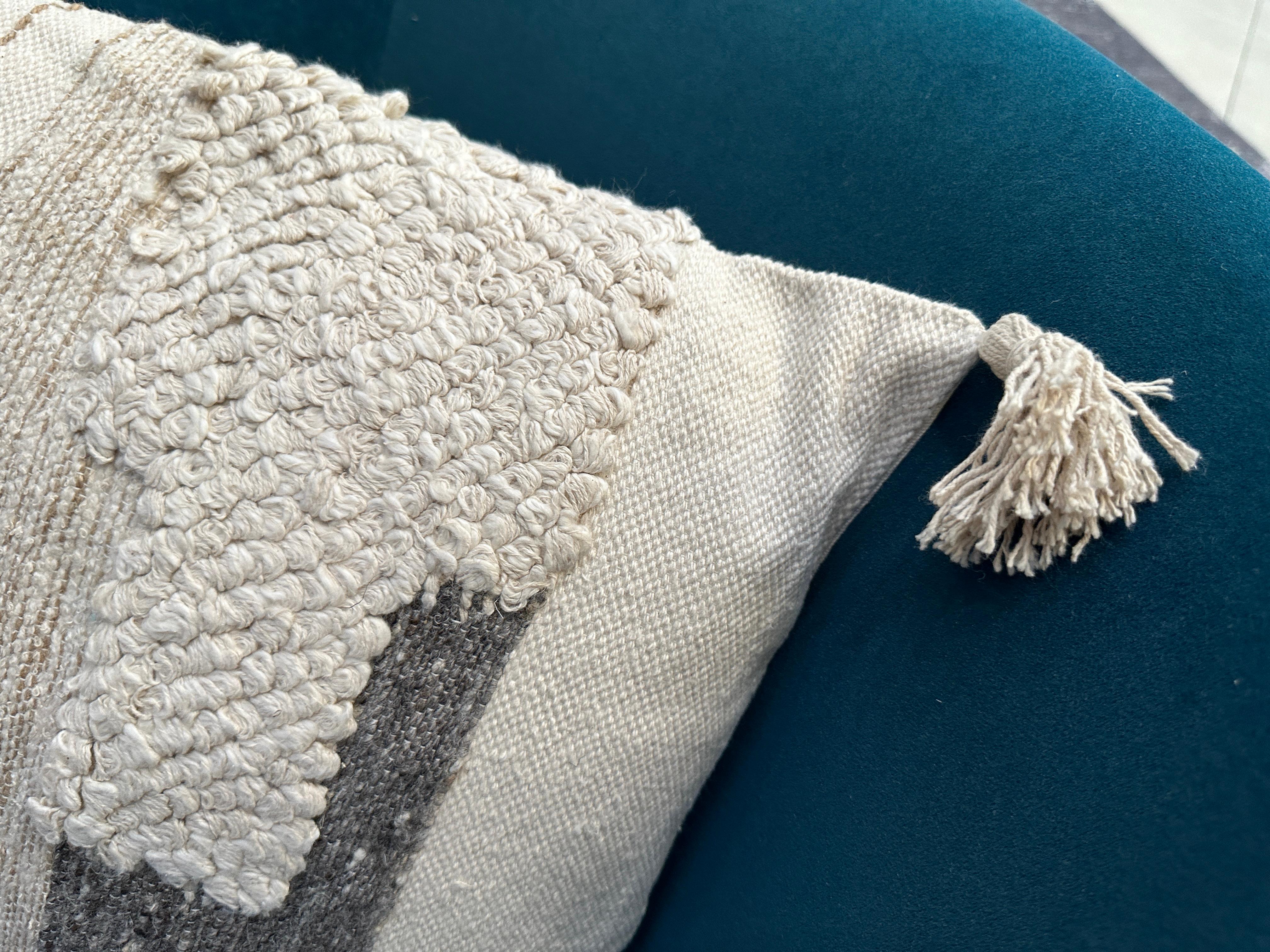 XXIe siècle et contemporain Pair of Abstract, Boho, White and Gray Throw Pillows en vente
