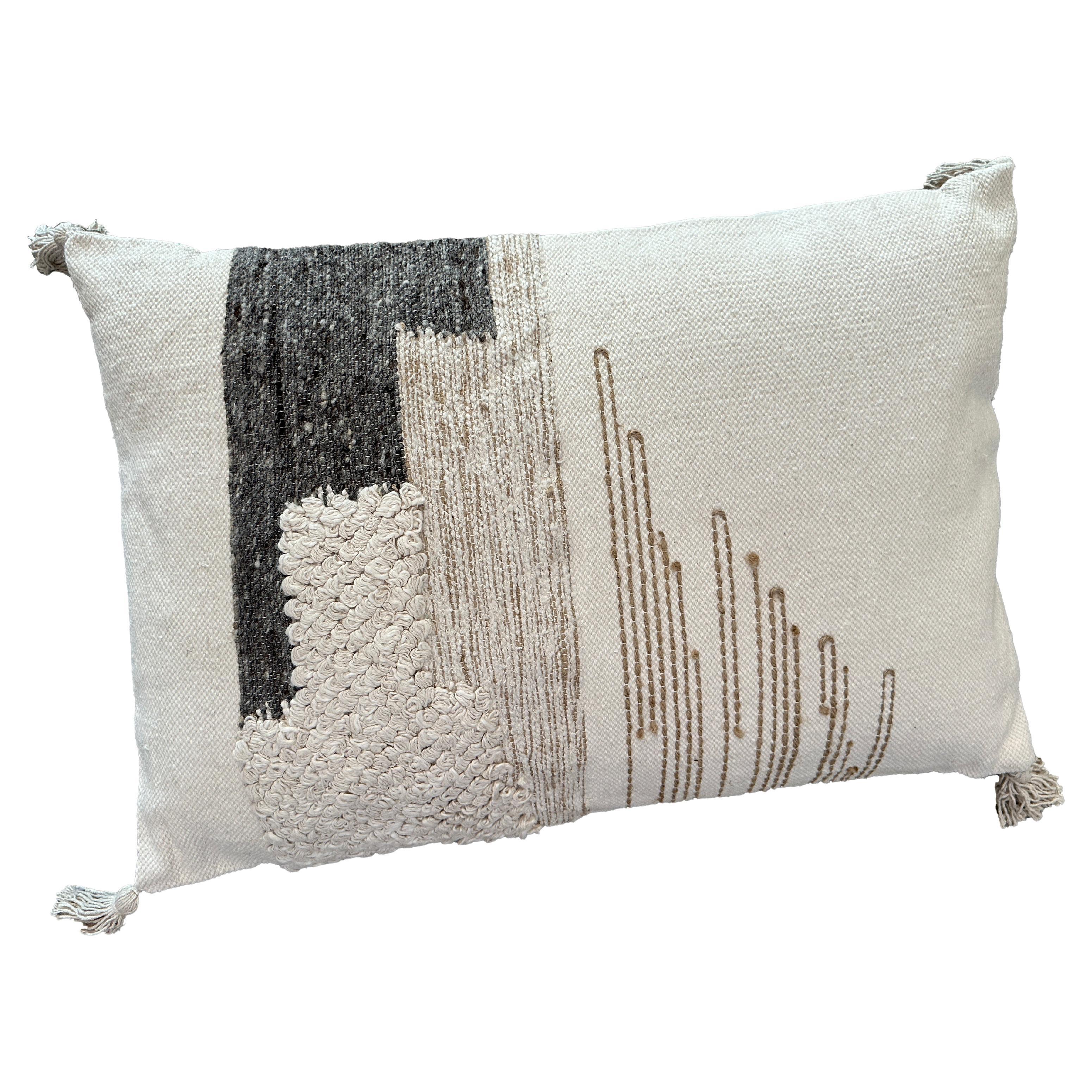 Améliorez votre espace de vie avec les coussins jetables sereins et élégants Tranquil Elegance Abstract Boho. Mesurant 24 pouces de large, 4 pouces de profondeur et 16 pouces de haut, ces oreillers sont parfaits pour ajouter une touche de boho chic