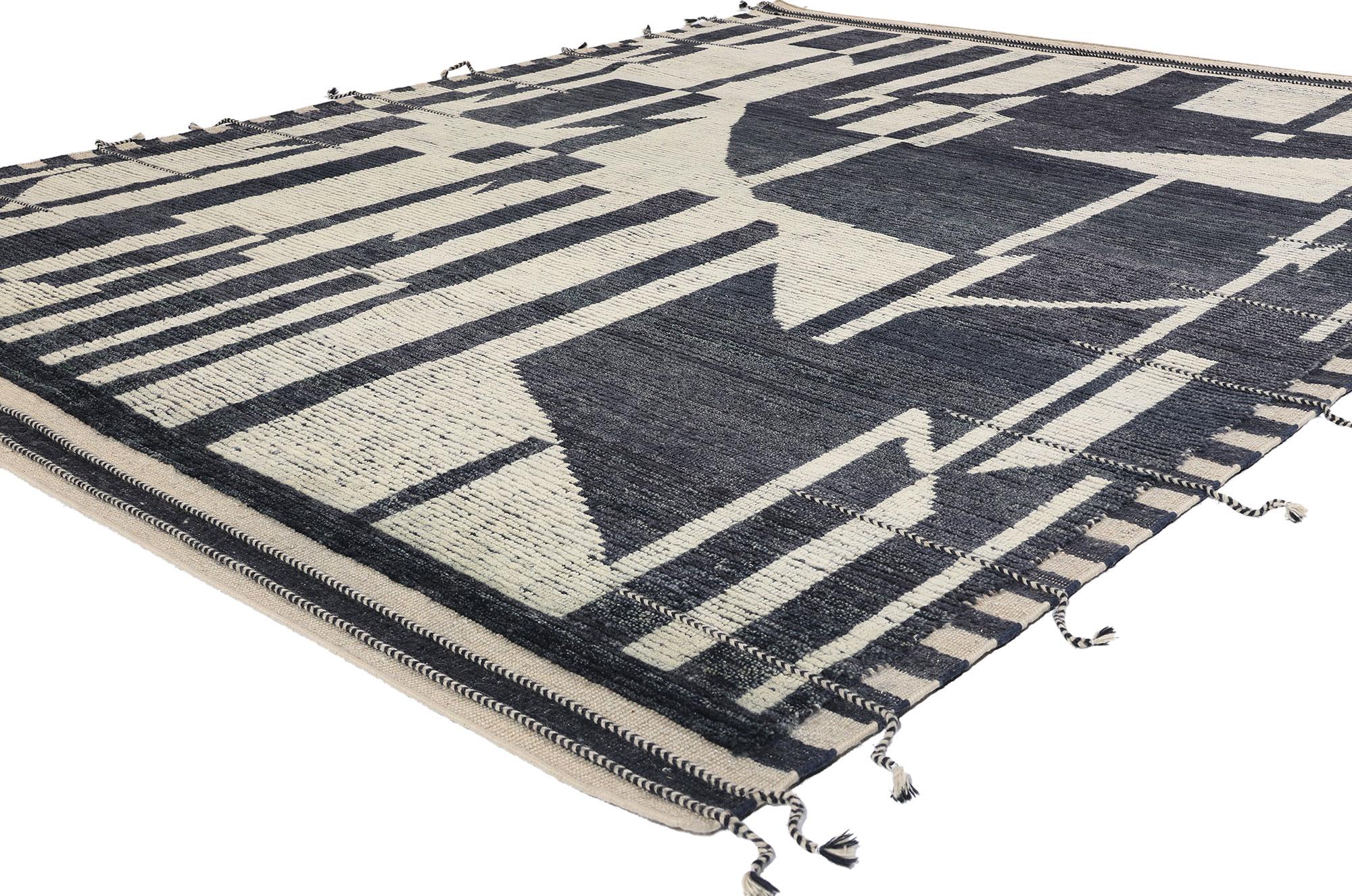 31224 Nueva Alfombra Abstracta Noir Ecos Marroquí Moderna, 07'11 x 09'10. Esta alfombra marroquí moderna Abstract Noir Echoes de lana anudada a mano es una sorprendente fusión de expresionismo abstracto, crudeza brutalista y claridad Bauhaus.