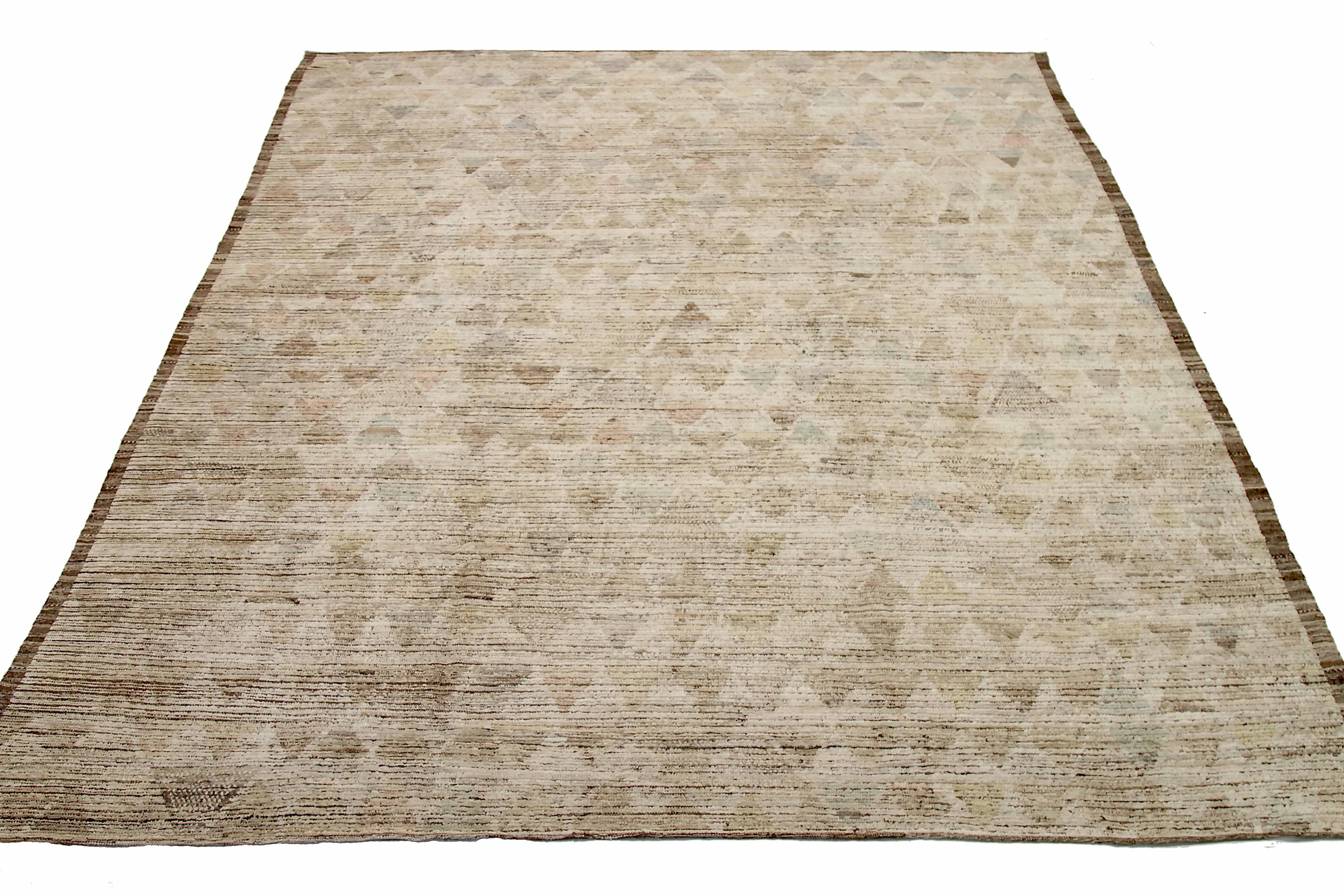 Neuer afghanischer Teppich, handgewebt aus feinster Schafswolle. Es ist mit natürlichen pflanzlichen Farbstoffen gefärbt, die für Menschen und Haustiere sicher sind. Es handelt sich um ein traditionelles marokkanisches Design, das von erfahrenen