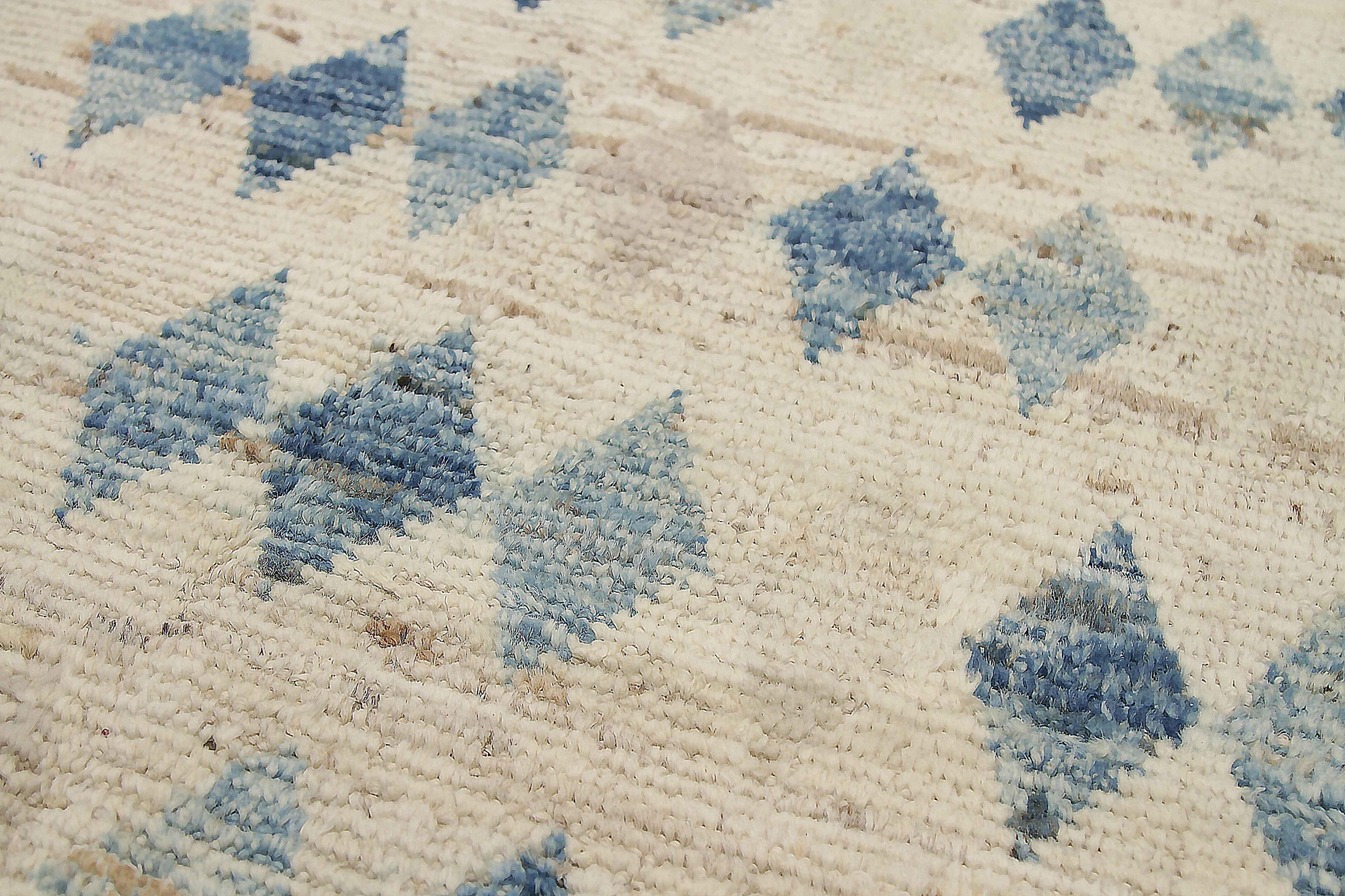 Marokkanischer Afghanistan-Läufer Circa 1990 - Wolle Blau Elfenbein Design - 92296 (Afghanisch) im Angebot