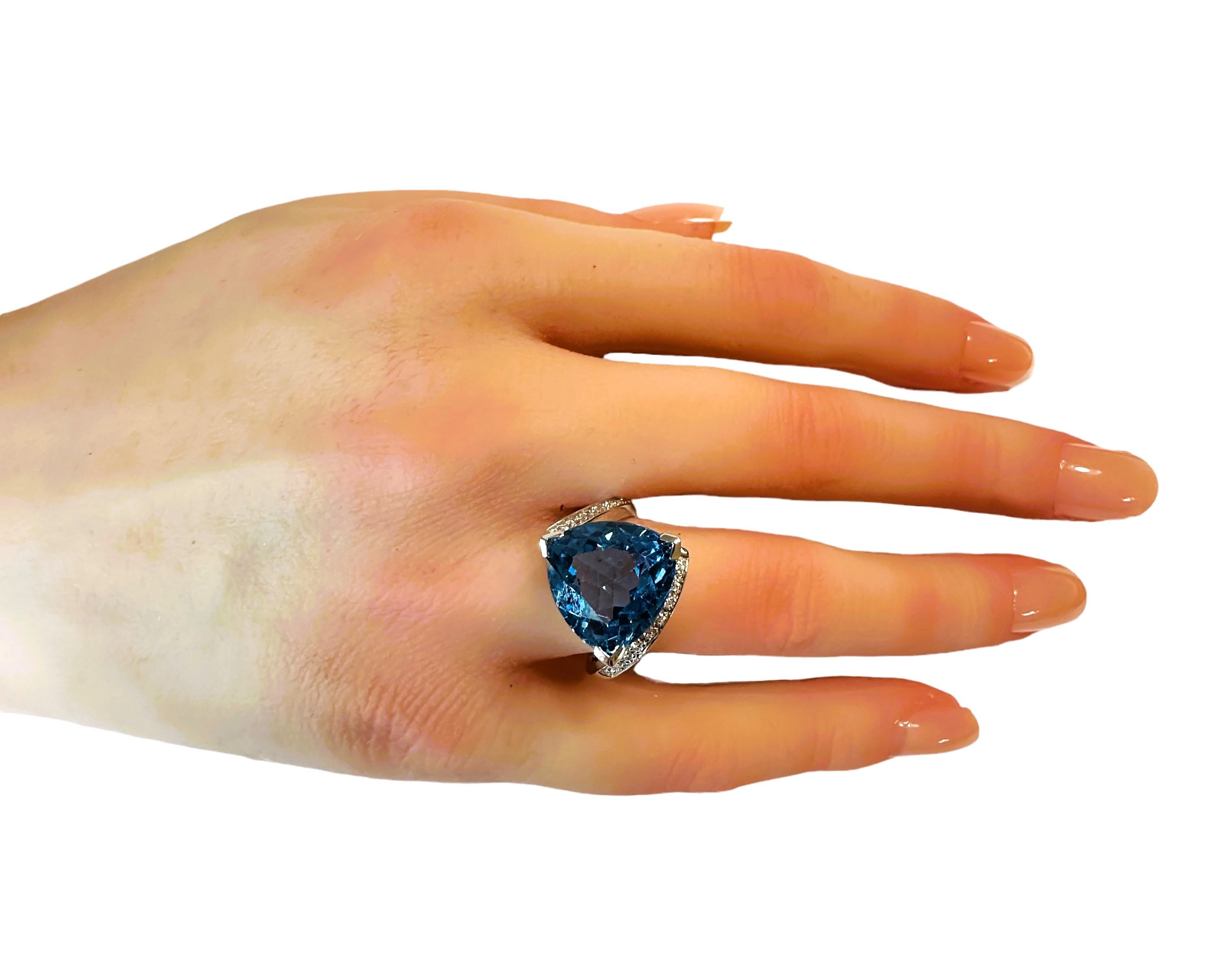 New African 10.6 Ct Swiss Blue Topaz & White Sapphire Sterling Ring For Sale 2