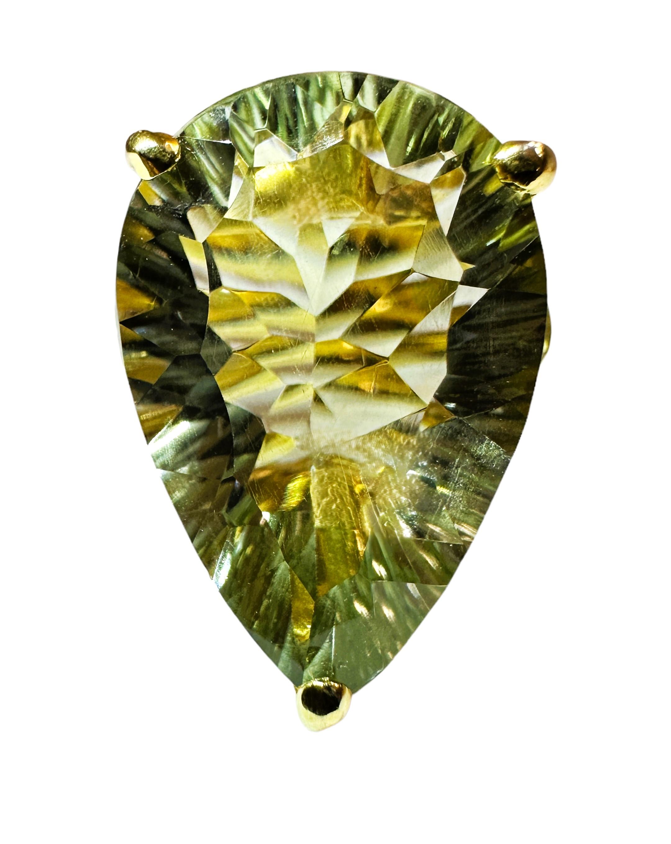 Der Ring ist eine Größe 7. Dieser Stein ist aus Afrika.  Er ist ein schöner Stein im Birnenschliff und hat 12 Karat.  Es ist ein sehr hochwertiger Stein.  Er misst 19 x 14 mm.   Es ist ein schöner Solitärring.  Das wird sicher auffallen.  Der Ring
