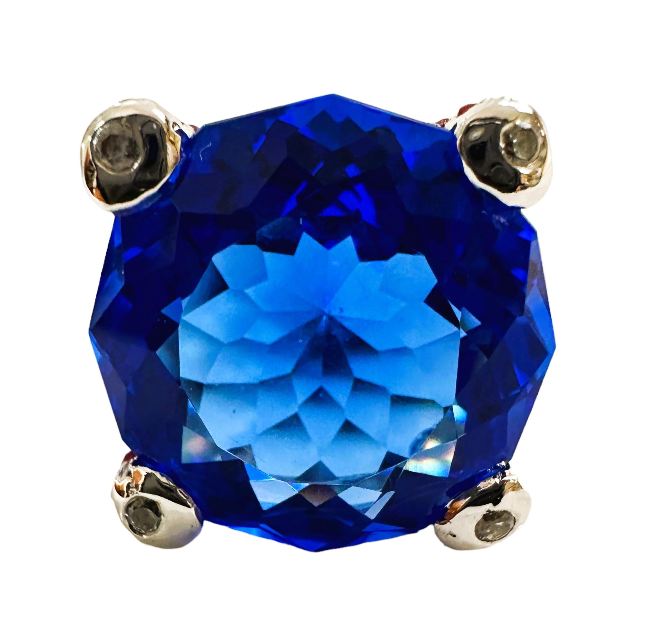 Ich liebe die Farbe dieses Steins.  Es ist einfach so brillant.  Der Ring hat die Größe 6,75.  Der Stein stammt aus Afrika und ist einfach exquisit.  Es ist ein rund geschliffener Stein und hat 15.3 Karat.   Der Hauptstein ist 17 mm groß und hat auf