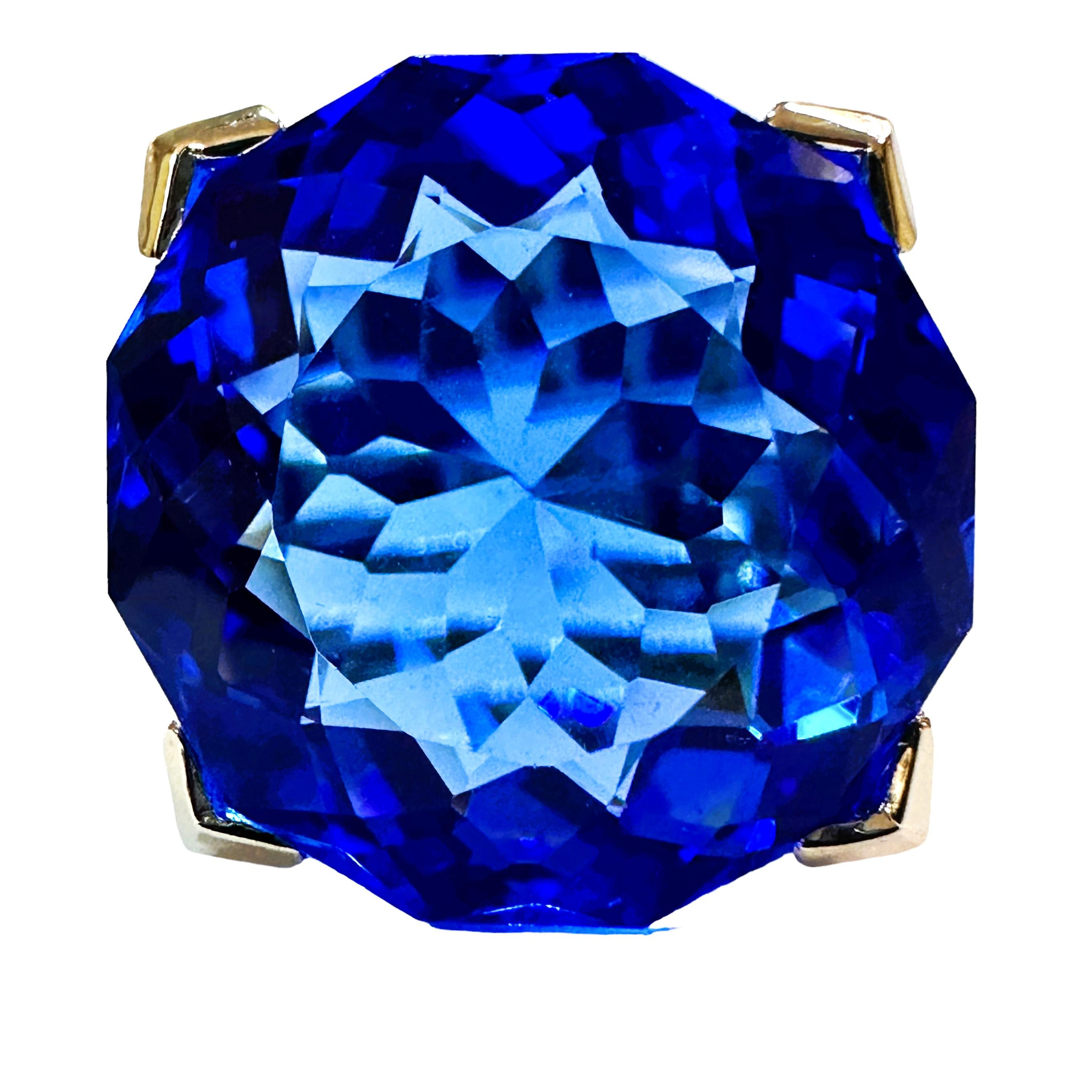 Ich liebe die Farbe dieses Steins.  Es ist einfach so brillant.  Der Ring hat die Größe 7.  Der Stein stammt aus Afrika und ist einfach exquisit.  Es ist ein rund geschliffener Stein und hat 15.3 Karat.   Der Hauptstein ist 17,5 mm groß und hat