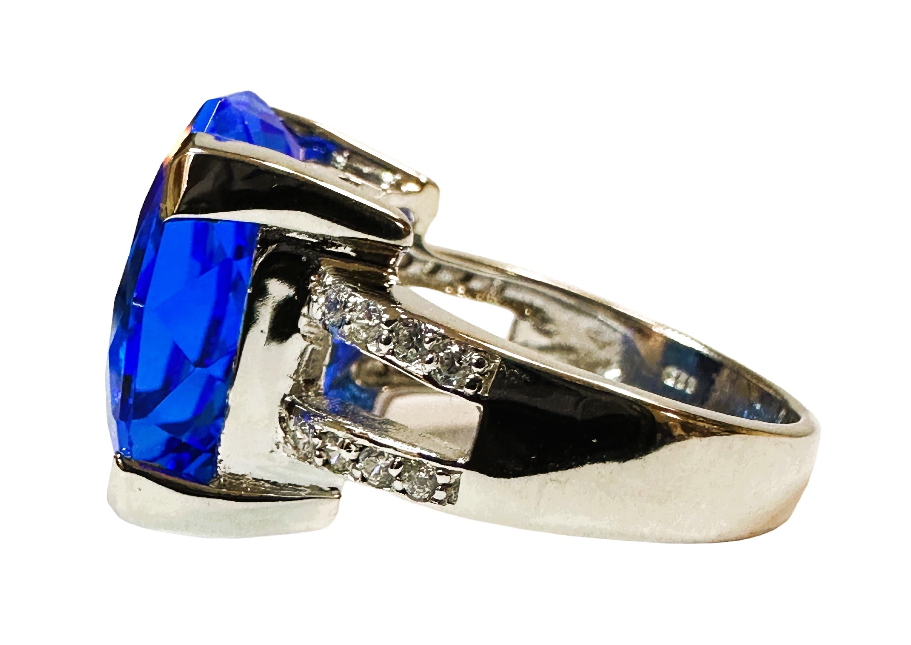 Afrikanischer 15.3 Karat Schweizer Blautopas & weißer Saphir Sterling-Ring, neu (Art déco)