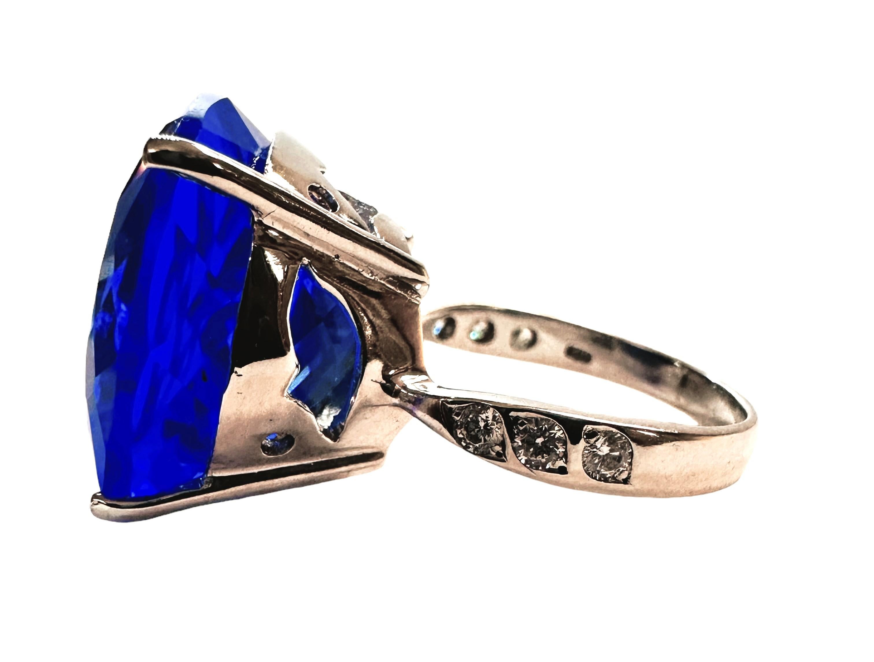 Ich liebe die Farbe und den Schliff dieses Steins. Es ist einfach ein auffälliger Blauton.  Der Ring hat die Größe 6,75.  Der Stein stammt aus Afrika und ist einfach exquisit.  Es ist ein ausgefallener Kissenschliff Stein und ist 18,20 Karat.   Der