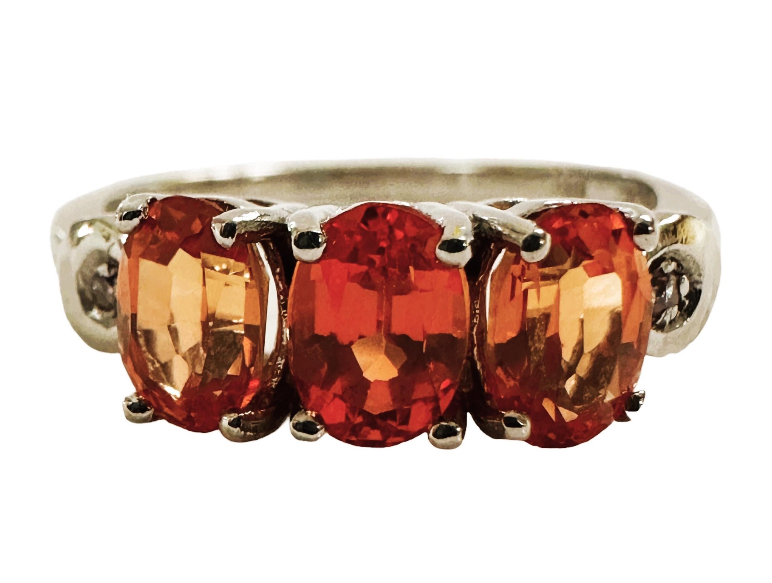 Dieser Ring ist einfach wunderschön.  Der Ring hat die Größe 6,5.   Es hat 3 schöne Steine aus Afrika und ist einfach exquisit. Die Steine sind von sehr hoher Qualität. Die Steine sind oval geschliffen und haben insgesamt 2 Karat.  Sie messen 5,7 x