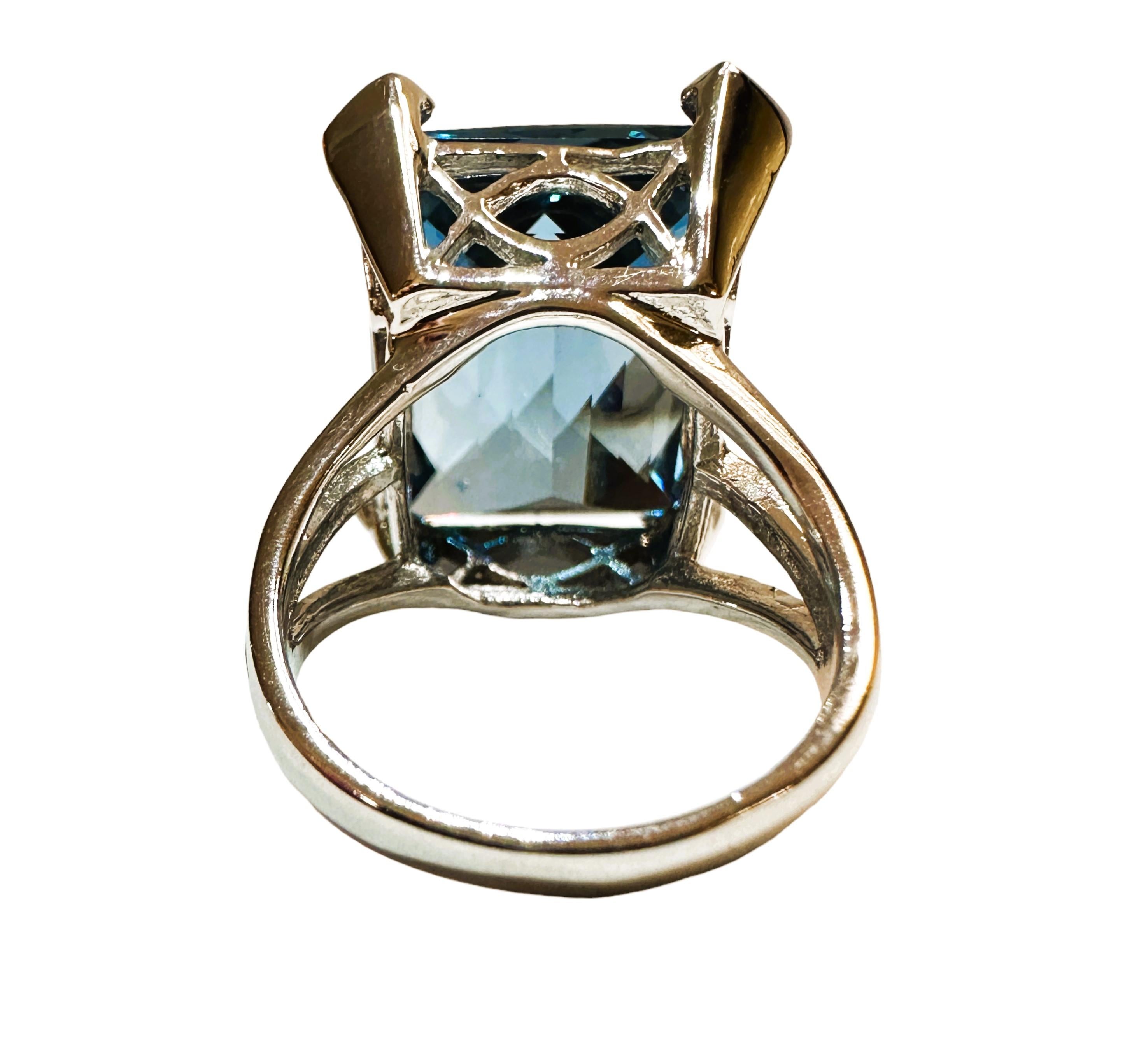 Afrikanischer 20,5 Karat Londoner Blauer Topas & weißer Saphir Sterling-Ring, neu, afrikanisch (Rundschliff)