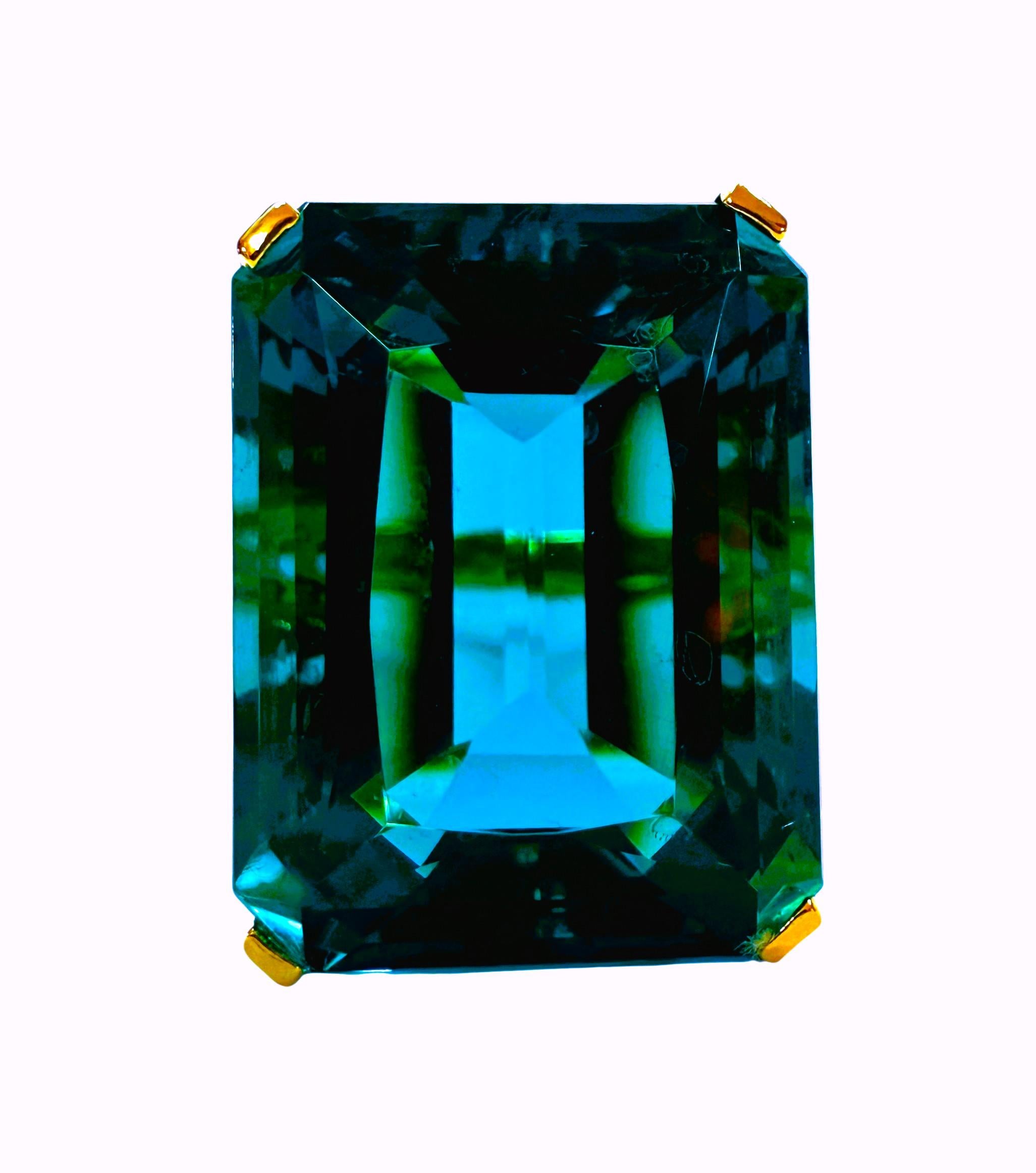 Me encanta el color y la talla de esta piedra.  Es sencillamente brillante.  El anillo es de la talla 6,75.  La piedra procede de África y es sencillamente exquisita.  Es una piedra de talla baguette y mide 21,70  Quilates.   La piedra principal