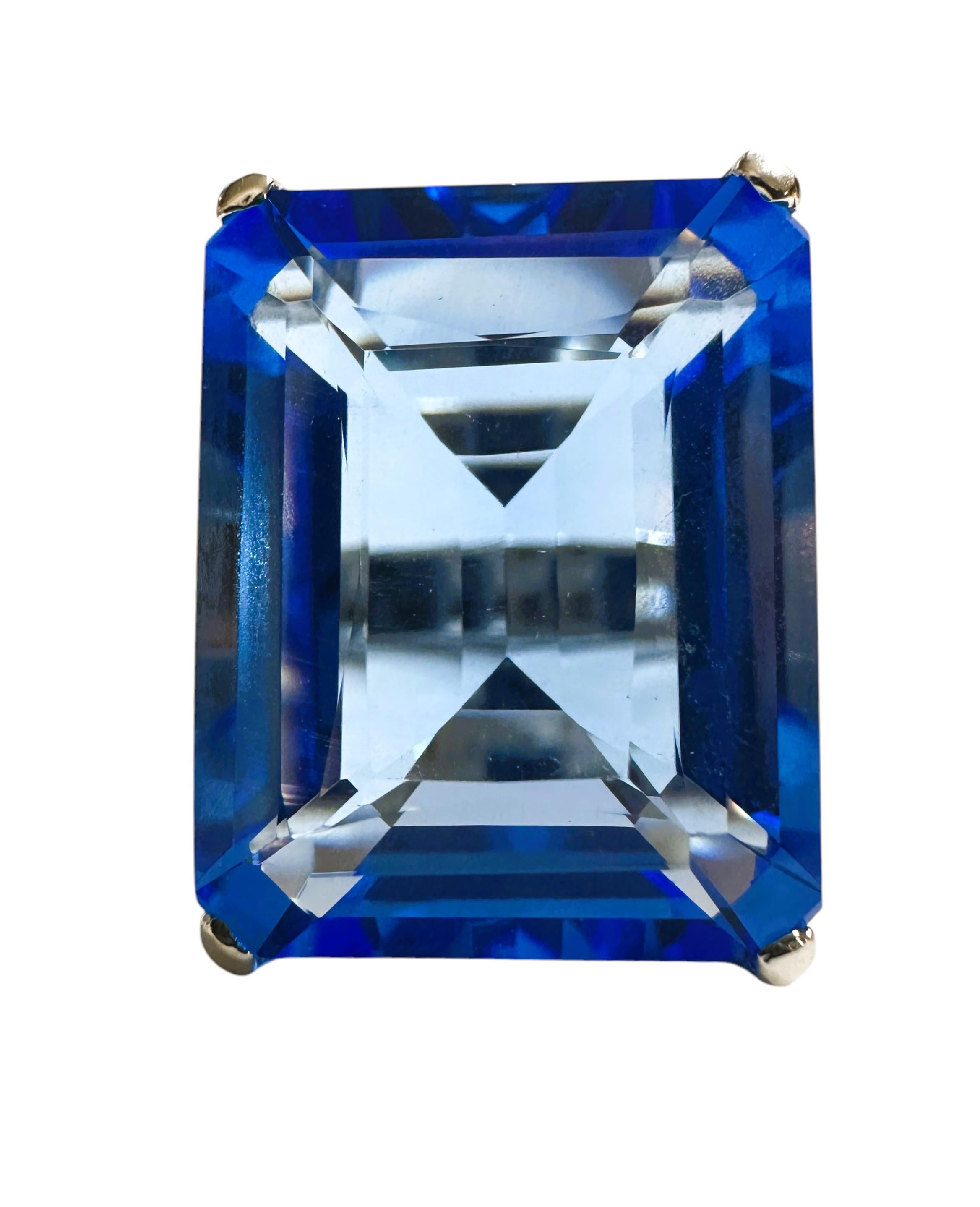 J'adore la couleur de cette pierre.  C'est tout simplement brillant.  La bague est de taille 7,5.  La pierre provient d'Afrique et est tout simplement exquise.  Il s'agit d'une pierre de taille baguette de 21.8 carats.   La pierre principale est  20