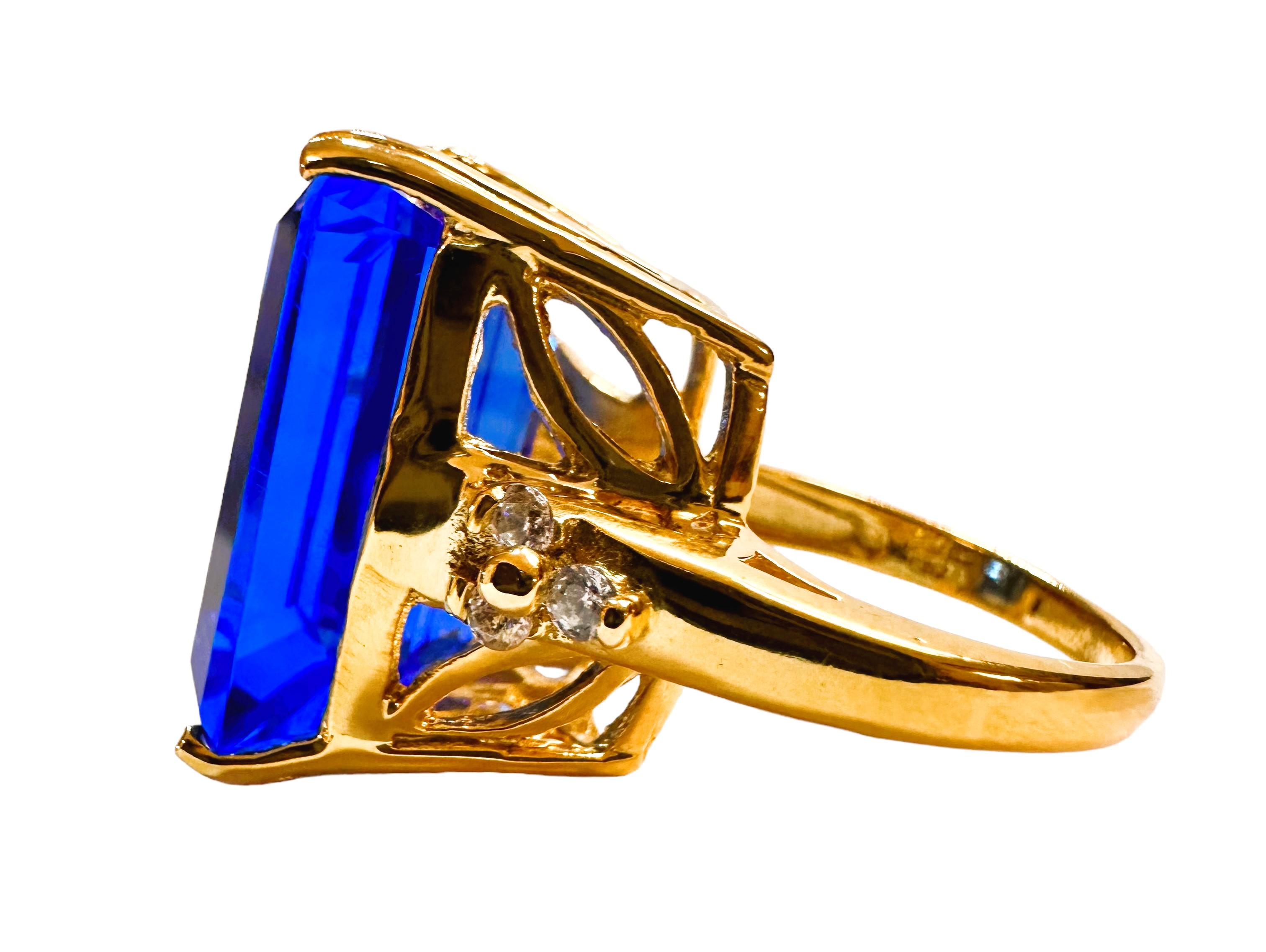 Ich liebe die Farbe und den Schliff dieses Steins. Es ist ein so schöner Blauton.  Der Ring hat die Größe 6,25.  Der Stein stammt aus Afrika und ist einfach exquisit.  Es ist ein ausgefallener Stein im Baguetteschliff und hat 23,60 Karat.   Der