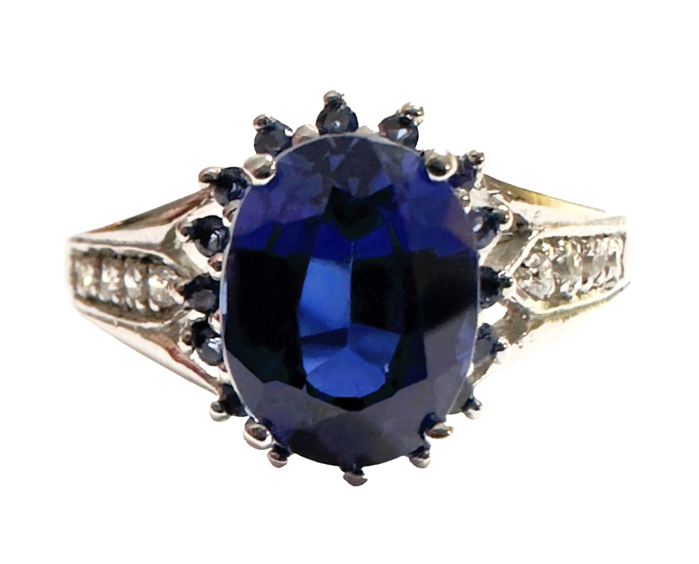 L'anello è una misura 7 e ha una bellissima e brillante pietra di zaffiro.  La pietra proviene dall'Africa e  è una pietra di alta qualità.  La pietra è di taglio ovale e misura 2,9 carati.   Misura 9 x 7 mm.  È incastonato in una splendida cornice
