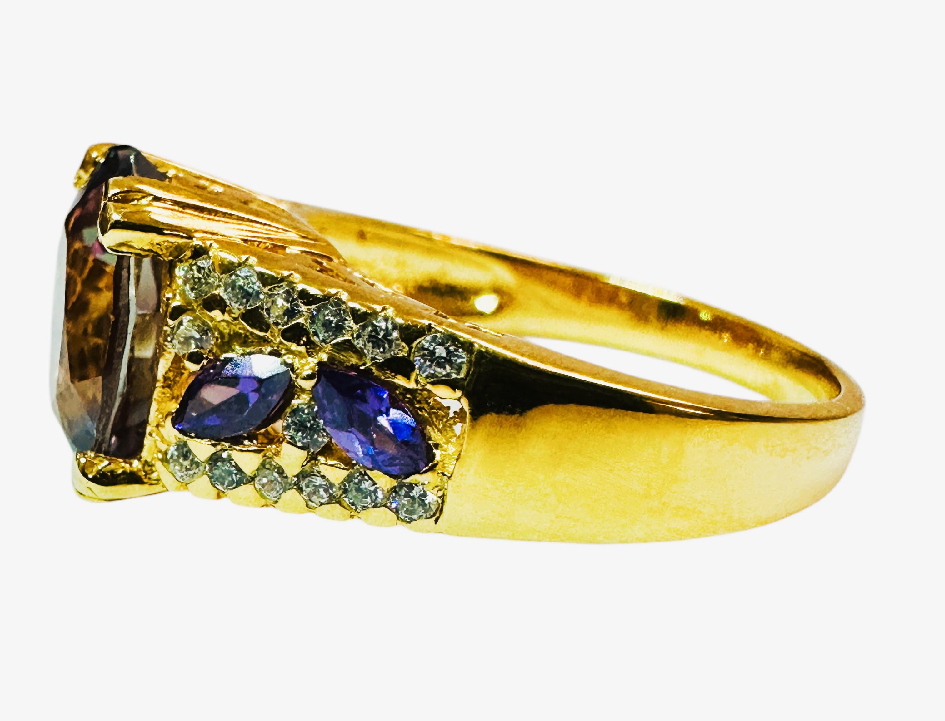 Che bell'anello è questo!  Adoro il design.  È una taglia 7,25.  Proviene dall'Africa ed è una pietra di altissima qualità.  La pietra è di forma ovale e misura 3.9 carati.   È una pietra che cambia colore e può passare dal blu al viola a seconda di