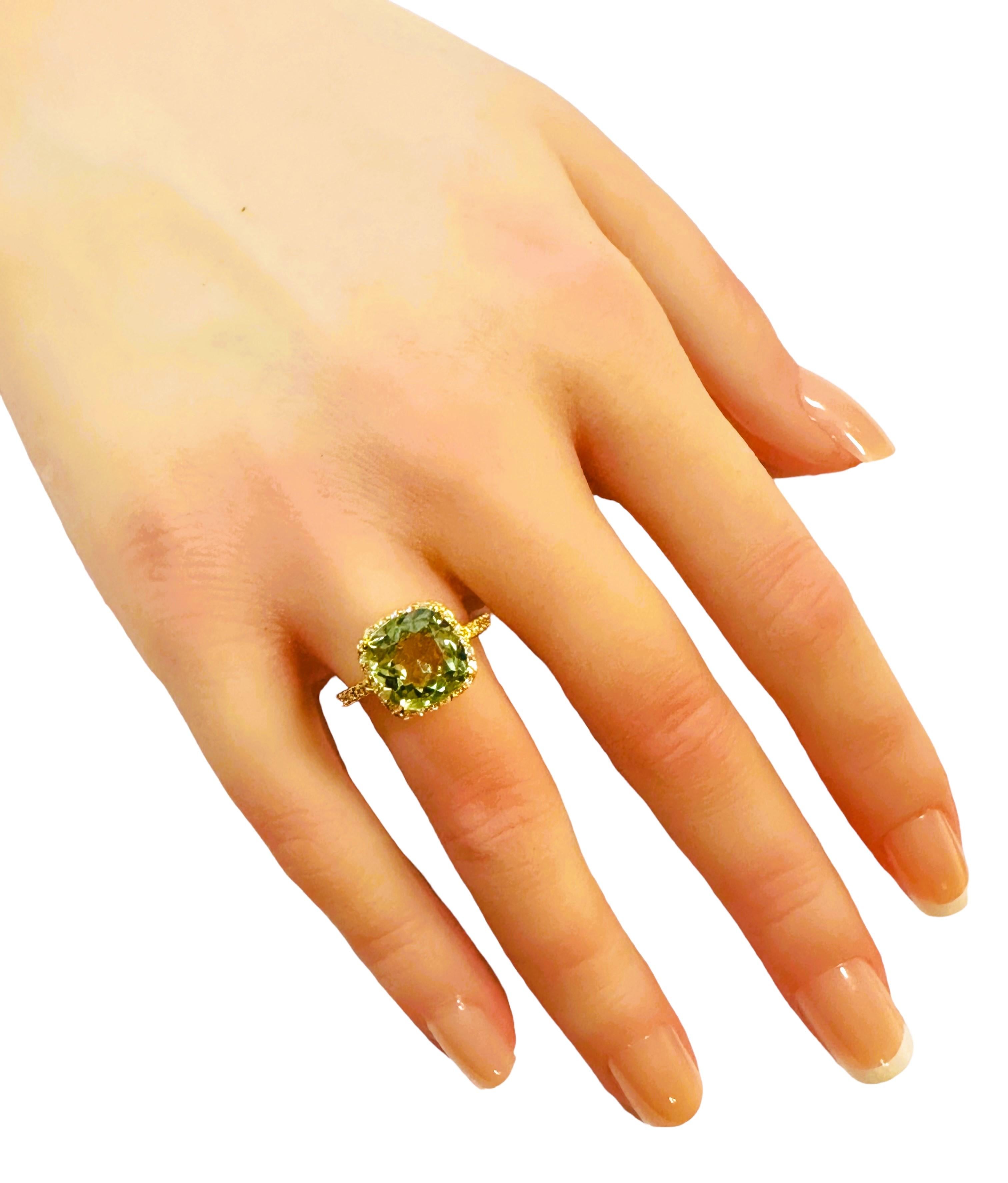Neuer afrikanischer 5,20 Karat grüner Saphir Gelbgold vergoldeter Sterling-Ring im Zustand „Neu“ in Eagan, MN