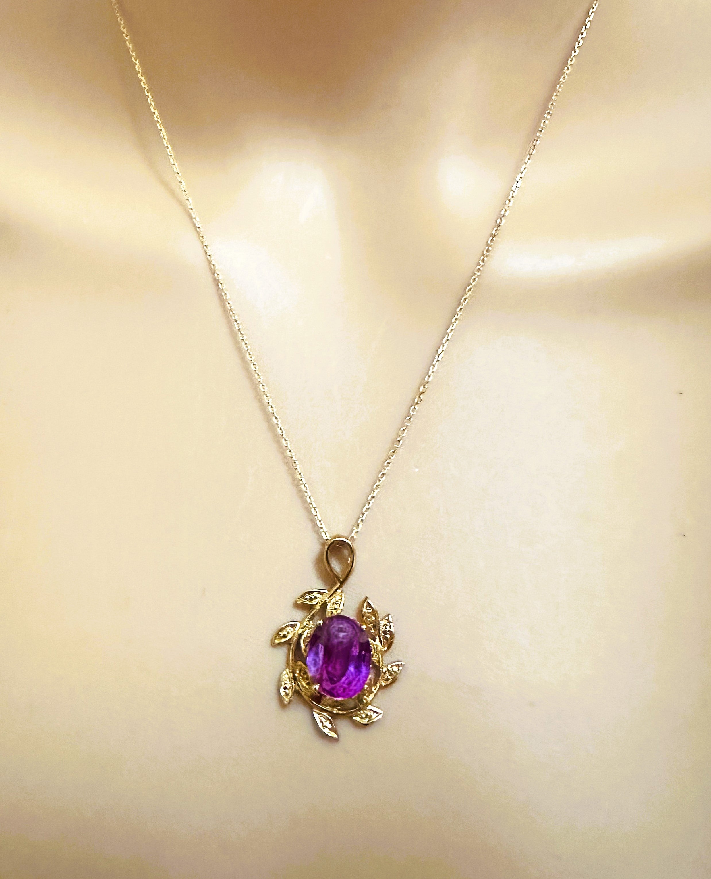 Neu, afrikanische Halskette aus vergoldetem Sterling mit 5,20 Karat rosa, lila Saphir und gelbgoldetem Saphir