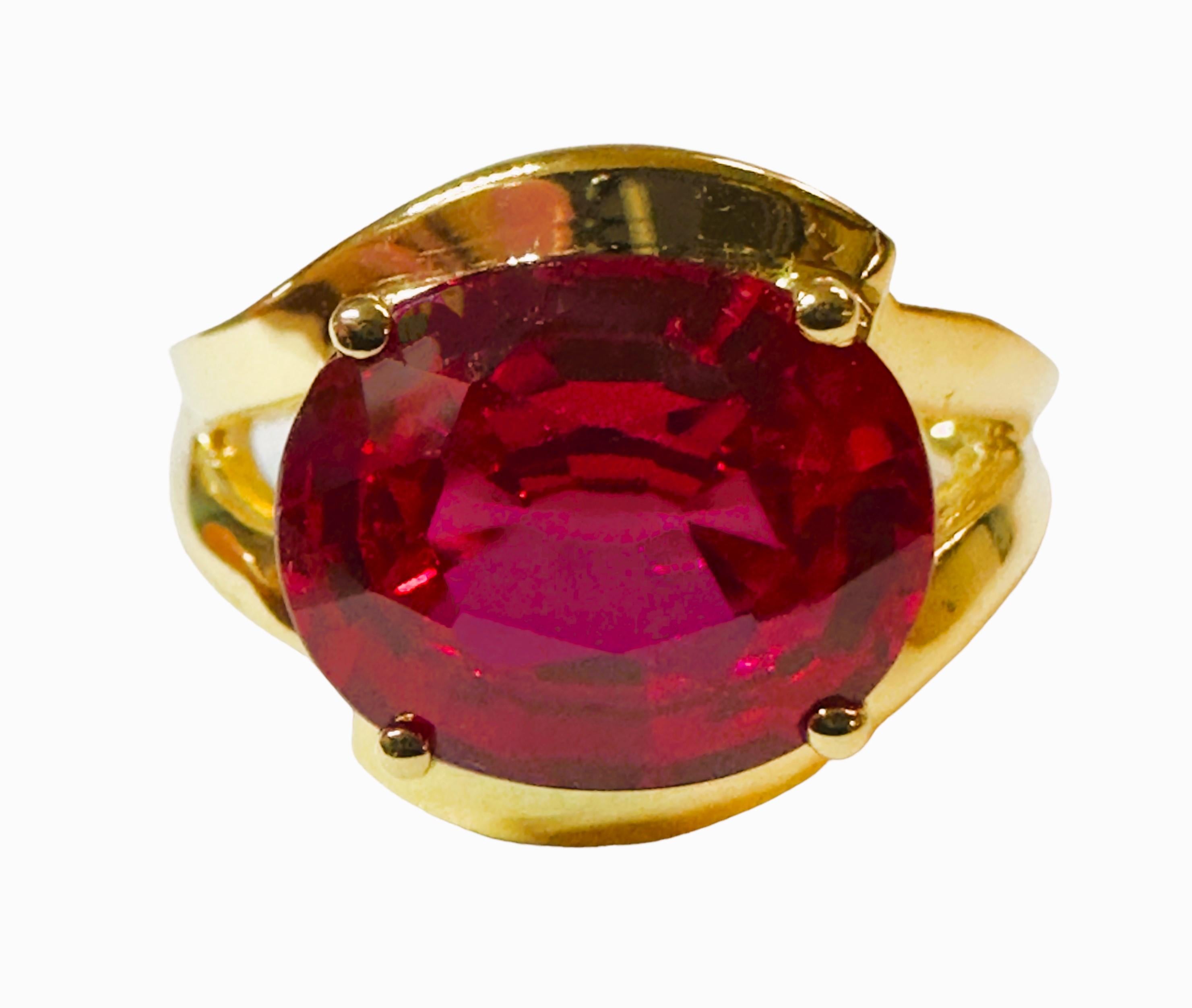 Was für eine schöne Farbe dieser Stein hat. Der Ring hat die Größe 7.  Der Stein stammt aus Afrika und ist einfach exquisit.  Es ist ein oval geschliffener Stein und ist 5.80 Ct   Der Hauptstein ist oval und misst 12 x 10 mm.  Der Ring ist groß und