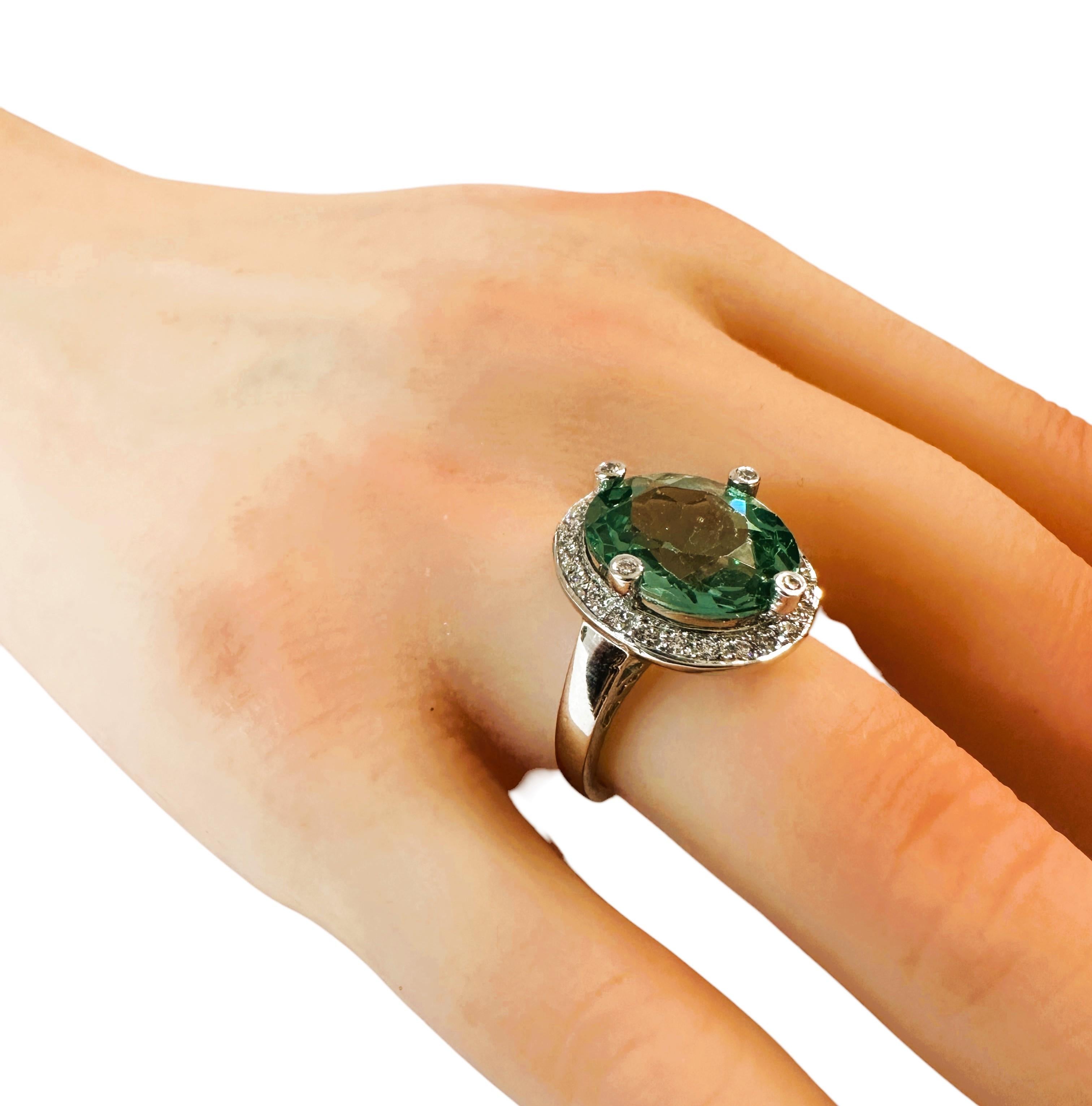 ¡El anillo es simplemente impresionante!  Es una talla 6,25.  Esta piedra procede de África.  Es una hermosa piedra ovalada de talla fantasía y mide 6.70 quilates.  Es una piedra de muy alta calidad.  Mide 13,2 x 11,7 mm y está rodeado de piedras de