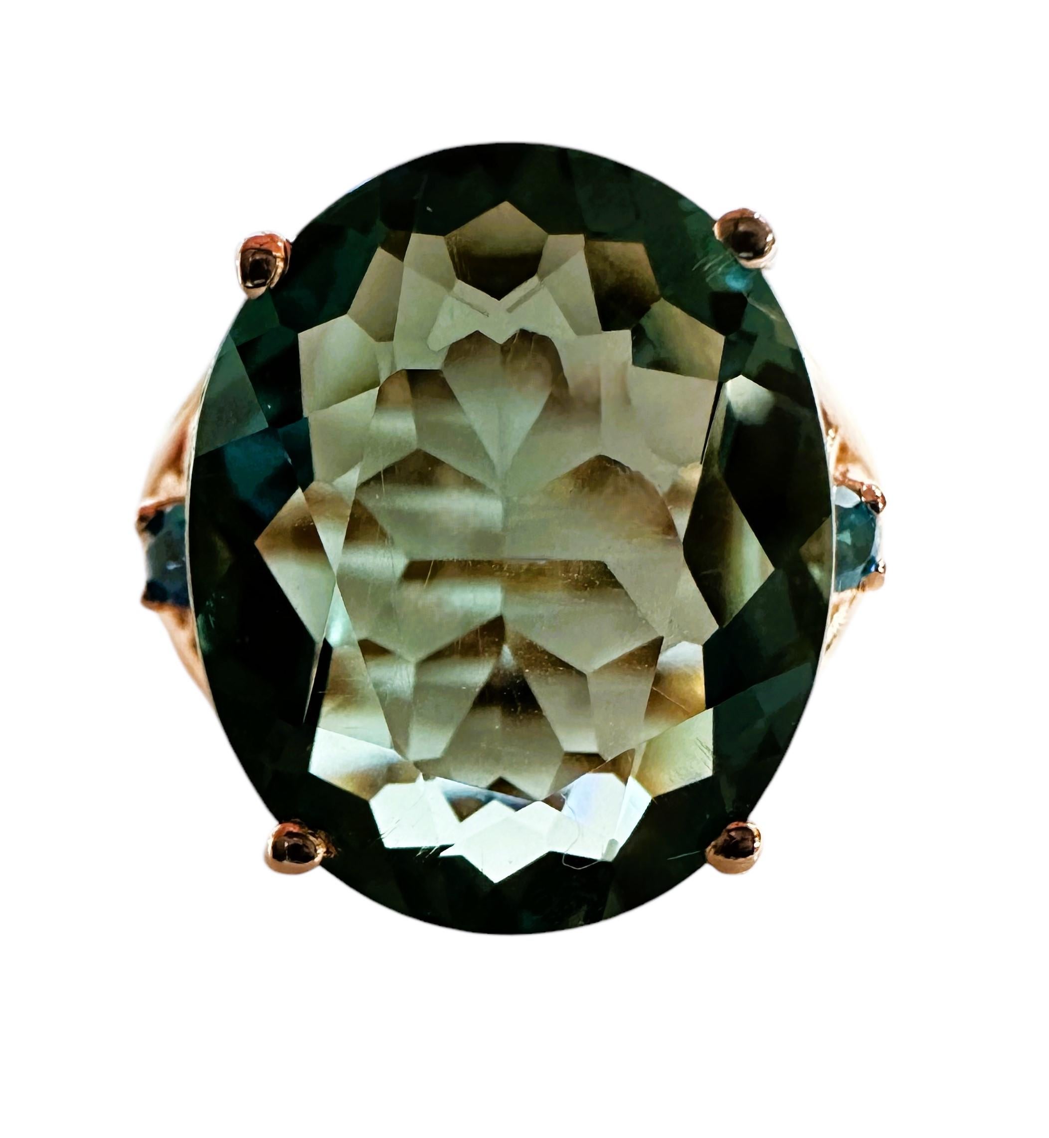 Das ist einfach ein wunderschöner Ring!  Der Stein stammt aus Afrika und ist sehr hochwertig.  Sie beträgt 7,1 ct.  Es ist ein oval geschliffener Stein und misst 15,3 x 12,5 mm und hat einen diamantgeschliffenen blauen Saphir auf beiden Seiten auf