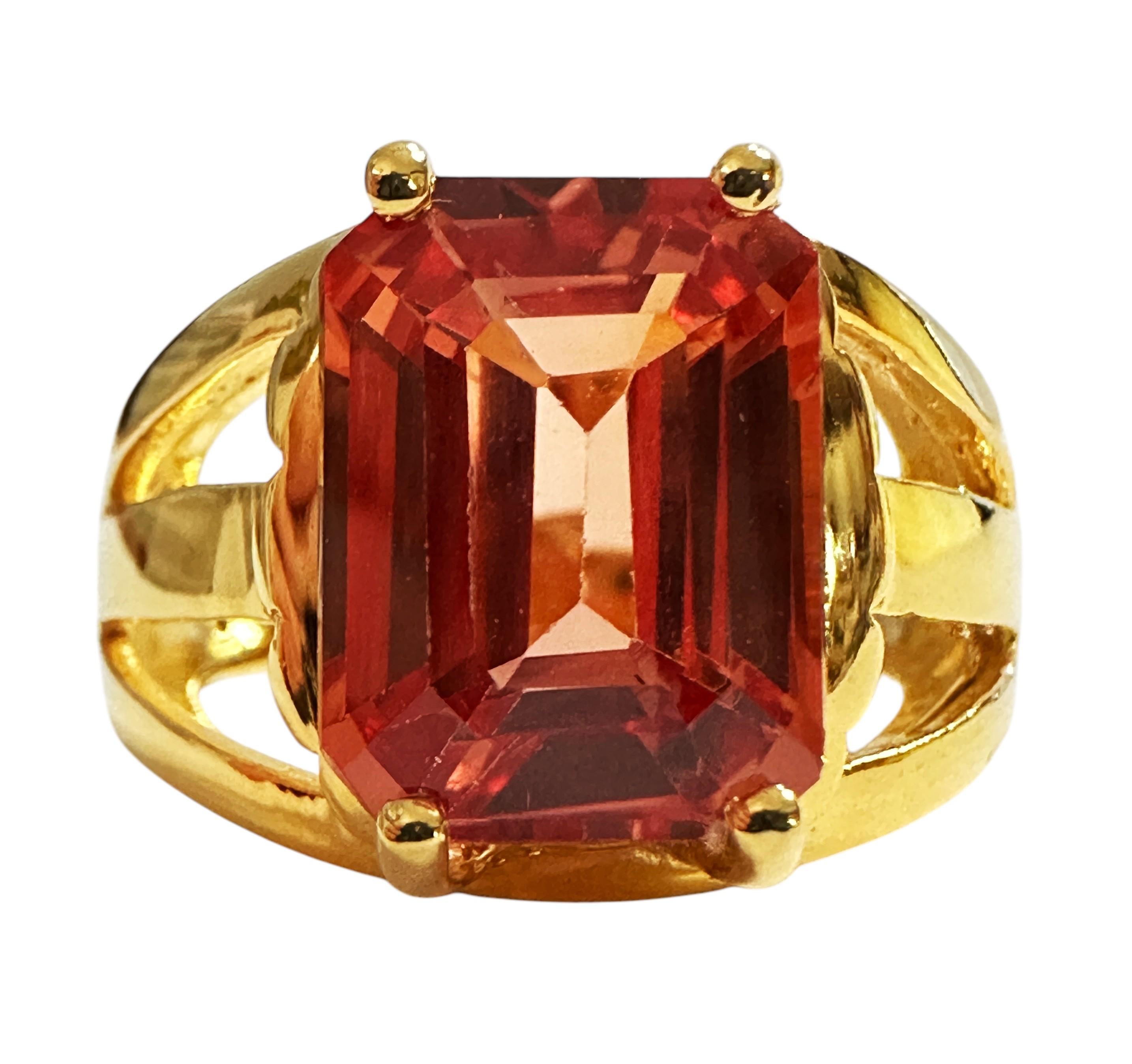 Che bella pietra in questo anello!  L'anello è una misura 6.25.  La pietra proviene dall'Africa ed è semplicemente squisita.  È una pietra molto apprezzata.  Si tratta di una pietra con taglio a smeraldo di 7.40 carati.   La pietra principale misura