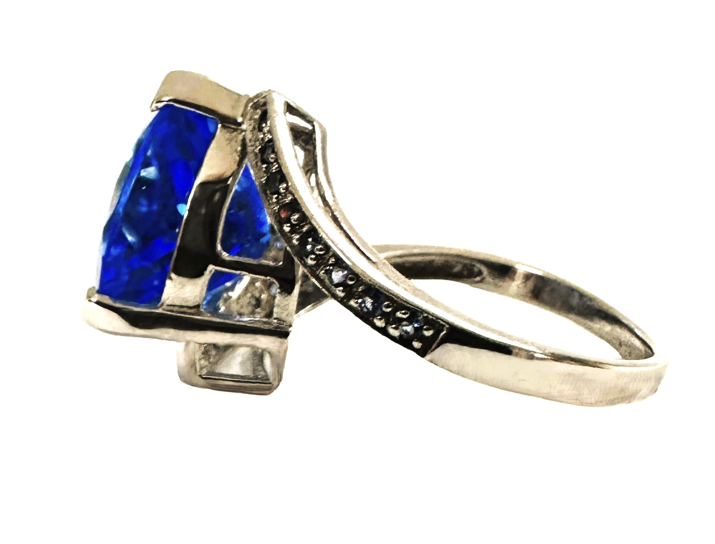 Ich liebe die Farbe dieses Steins.  Es ist einfach so brillant.  Der Ring hat die Größe 8.  Der Stein stammt aus Afrika und ist einfach exquisit.  Es ist ein Trillion geschliffenen Stein und ist 7.90 Karat.   Der Hauptstein ist 13,5 mm groß und hat