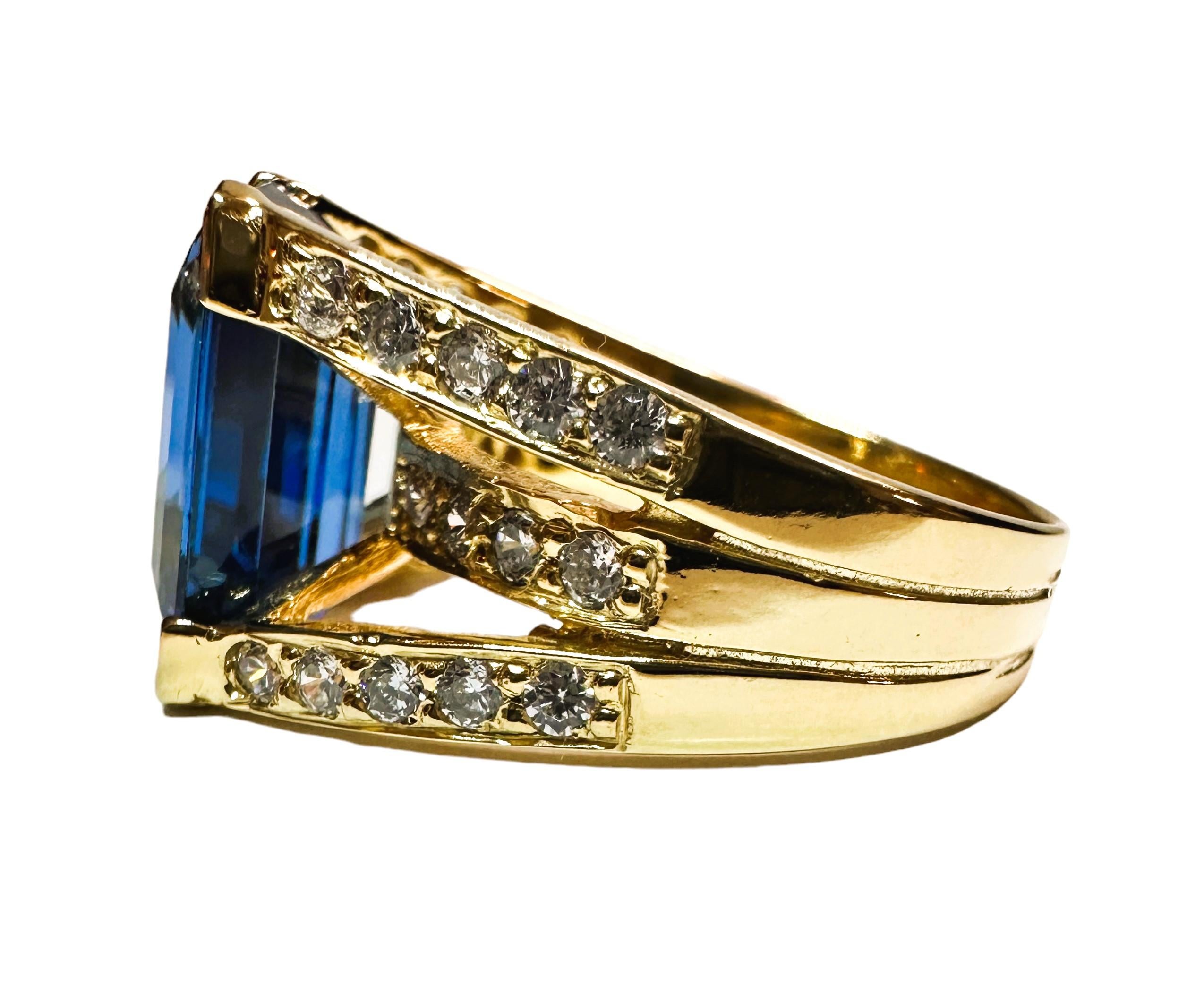 Ich liebe die Farbe und den Schliff dieses Steins. Es ist ein so schöner Blauton.  Der Ring hat die Größe 6,25.  Der Stein stammt aus Afrika und ist einfach exquisit.  Es ist ein ausgefallener Stein im Baguetteschliff und hat 8.0 Karat.   Der