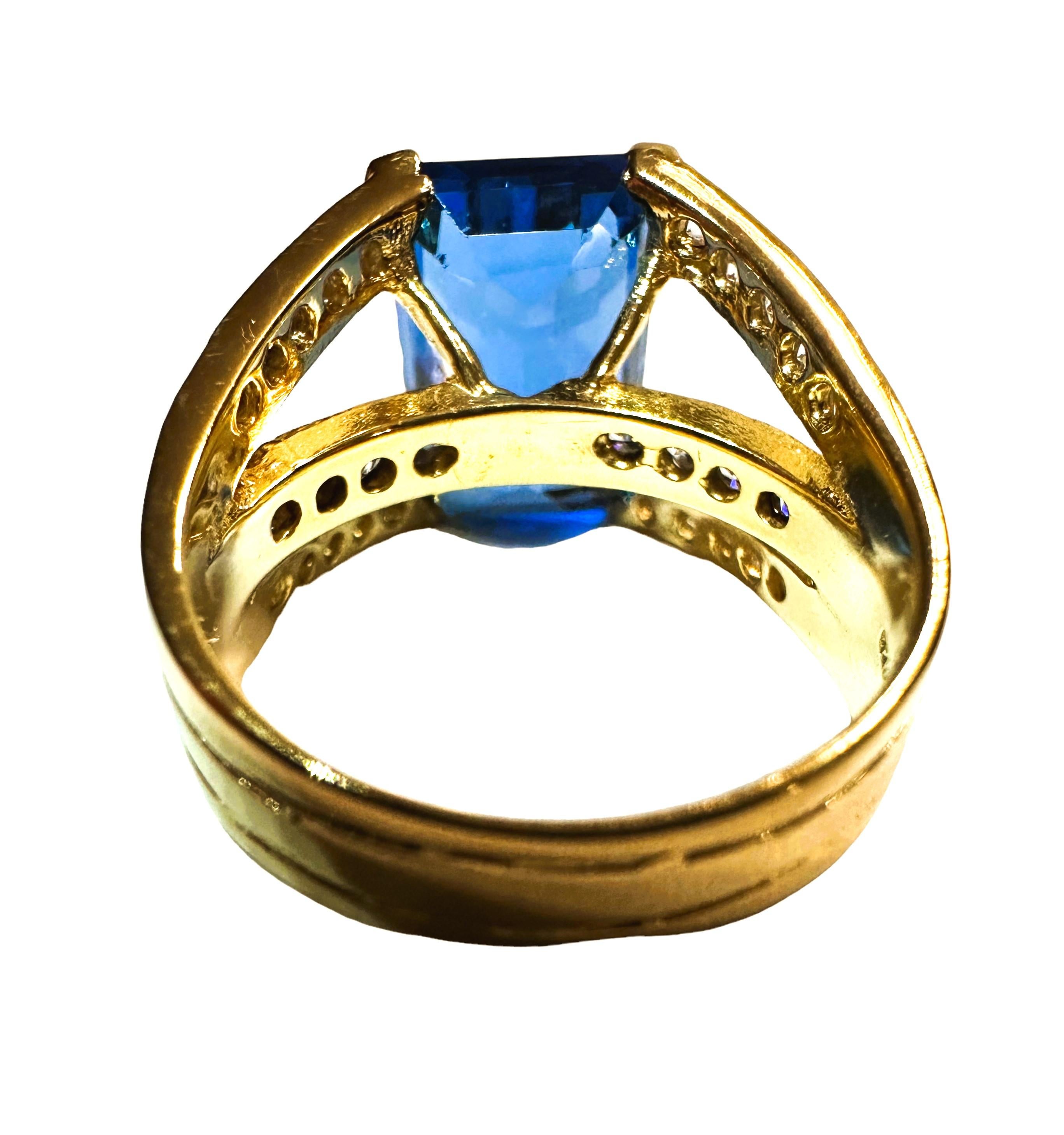 Neuer afrikanischer 8,0 Karat Neonblauer Topas & weißer Saphir Y vergoldeter Sterling-Ring (Art déco)