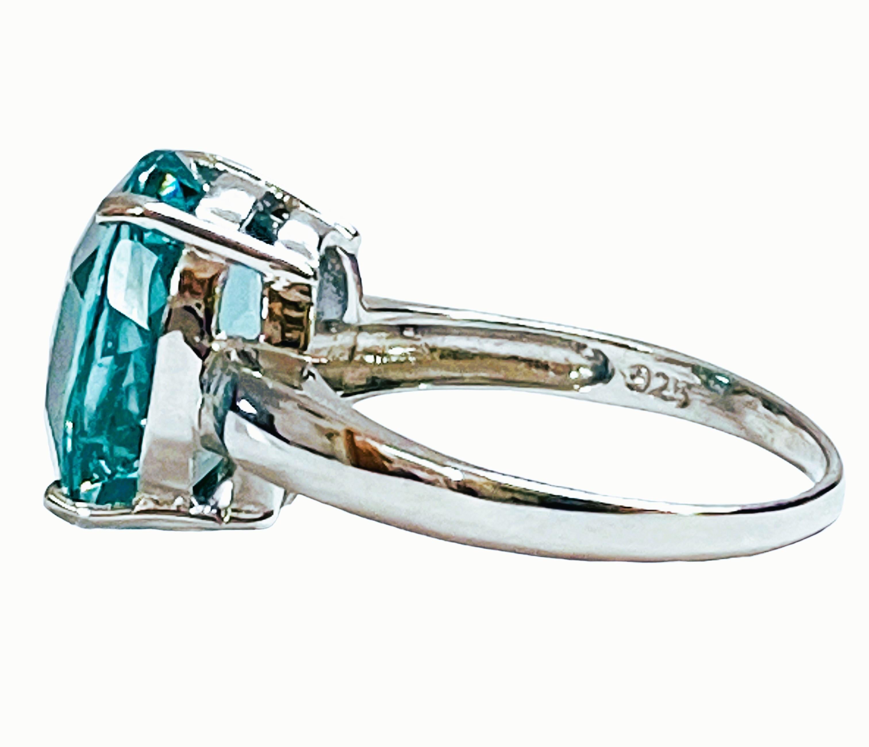 Was für ein schöner Ring das ist!.  Es ist eine Größe 6.  Es wurde in Afrika abgebaut.  Es ist ein sehr hochwertiger Stein.  Der Stein ist ein oval geschliffener Stein und hat 8.40 Karat.  Es ist einfach ein tolles, schlichtes und elegantes Design. 
