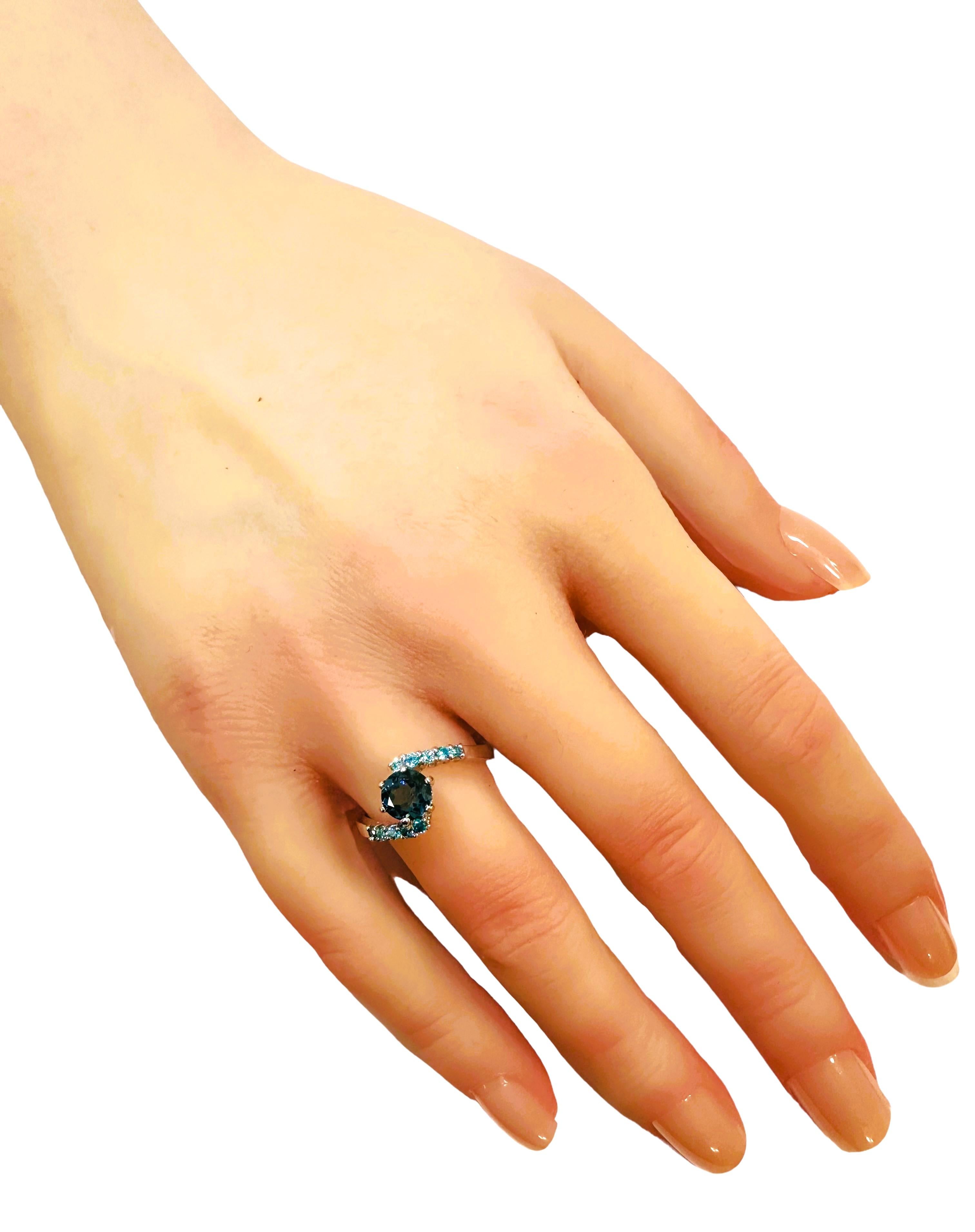 Ich liebe die Farbe und den Schliff dieses Steins.  Es ist einfach so brillant.  Der Ring hat die Größe 6,75.  Der Stein stammt aus Afrika und ist einfach exquisit.  Es ist ein rund geschliffener Stein und ist .85 Cts.   Der Hauptstein ist 6 x 6 mm