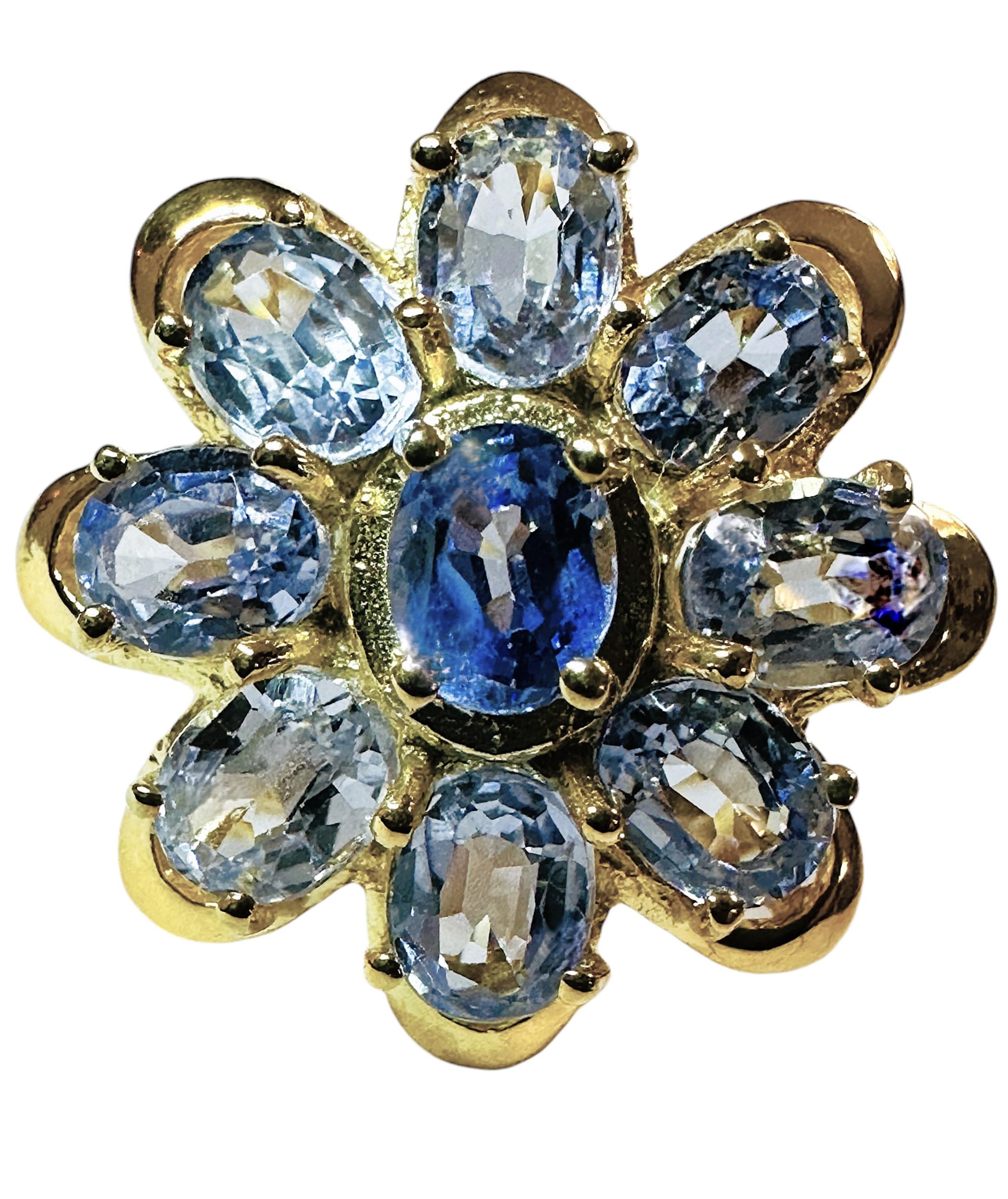 Este anillo es simplemente precioso.  Las fotos no le hacen justicia, así que consulte el vídeo para ver la verdadera belleza del anillo.  El anillo es de la talla 6,75.   Hecho para el uso diario.  Las piedras de zafiro proceden de África y son