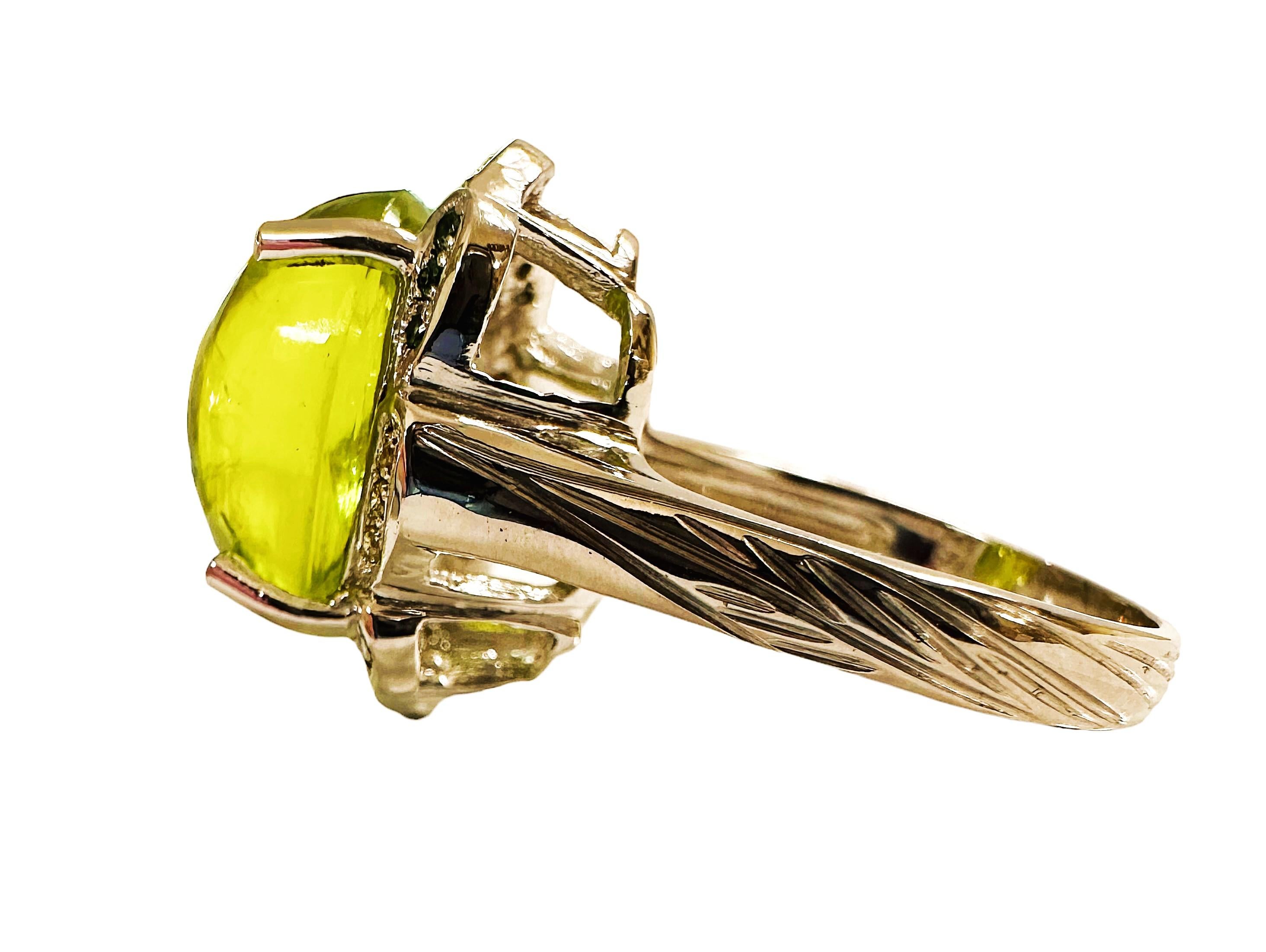 Questo è un anello molto attraente.  Questa pietra proviene dall'Africa ed è di un bellissimo colore verde.  La pietra presenta delle crepe, ma si tratta di un fenomeno naturale.  L'anello è una misura 6,75.   È una pietra cabochon di taglio ovale e