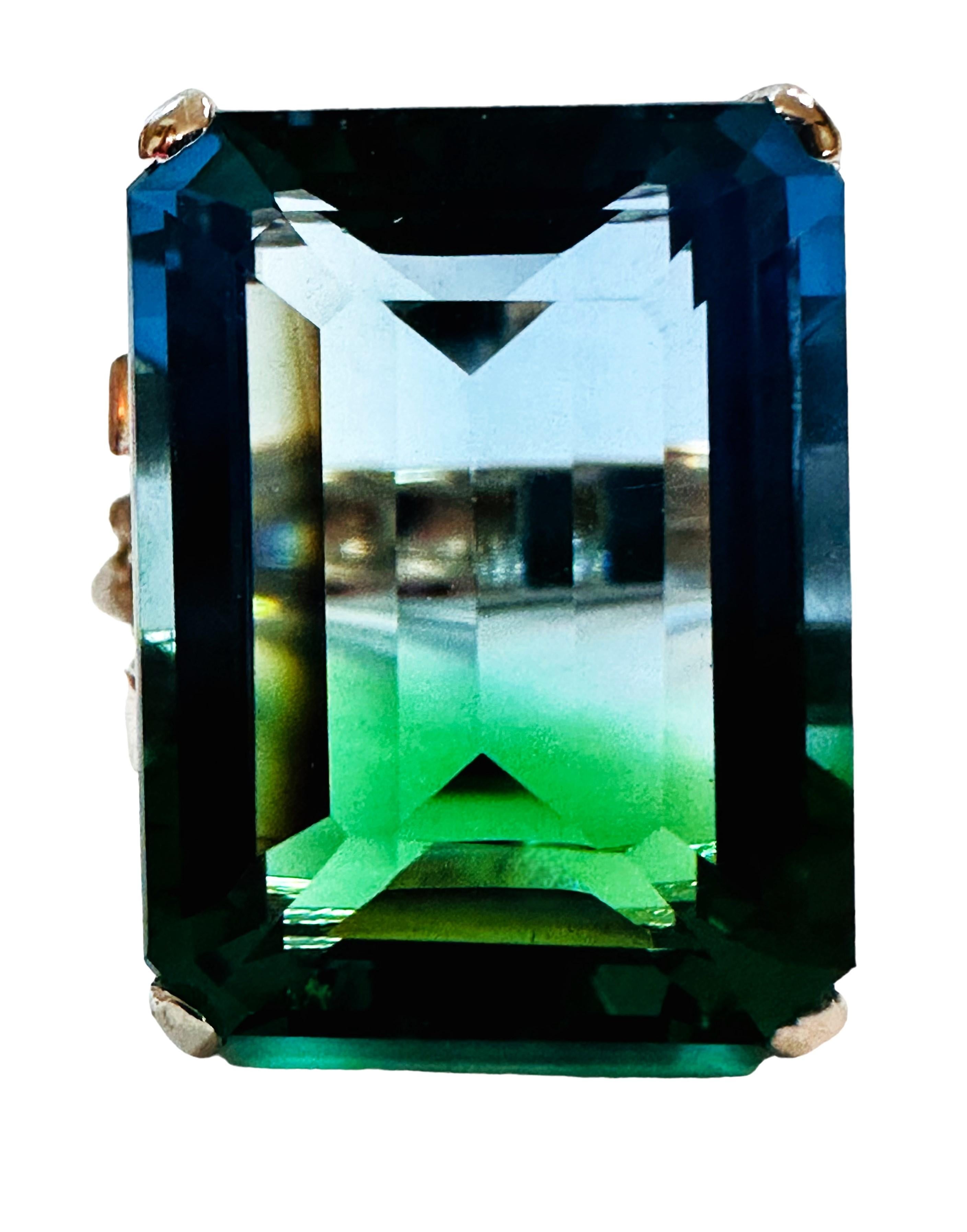 Dies ist einfach ein schöner Ring und der ozeanblaue grüne Baguettestein ist einfach wunderschön geschliffen.  Der Stein stammt aus Afrika und ist sehr hochwertig.  Er hat ein Gewicht von 22,0 ct und misst 20 x 15 mm.  Der Ring hat die Größe 7,25. 