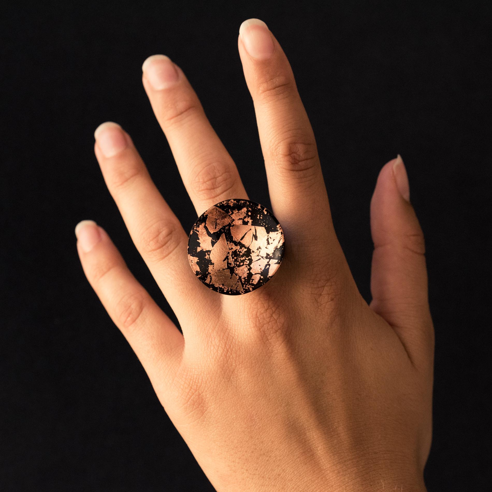 Ring in ebony.
Round shaped, the top of this precious wood ring is shaped like a bowl and is decorated with small copper leaves deposited on the fly.
Plate diameter: 30 mm, thickness: approximately 8 mm, width of the ring at the base: 12.6 mm.
Total