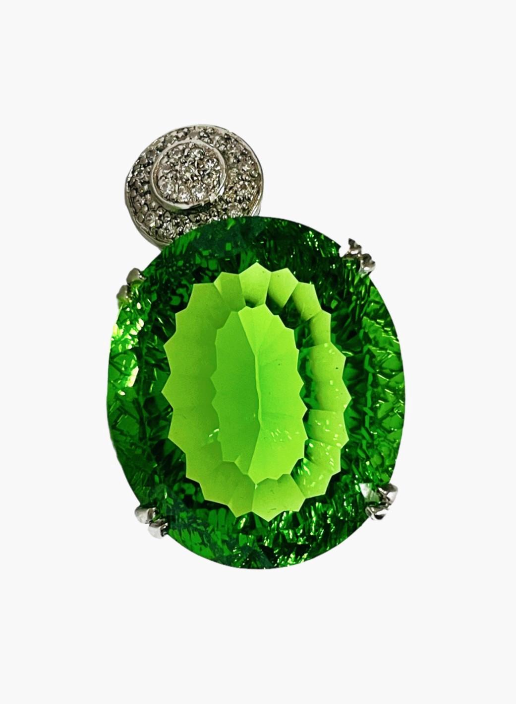 Der Peridotstein wurde in Afrika abgebaut und ist einfach exquisit. Es schimmert und funkelt einfach. Er ist handgeschnitten und misst 25 x 22 mm.  Der Anhänger ist 1,5
