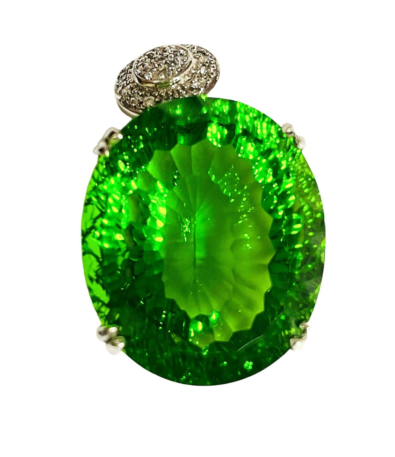 Neuer afrikanischer grüner konkaver ovaler 34,50 Karat Peridot-Sterling-Anhänger in Apfelgrün (Art déco)