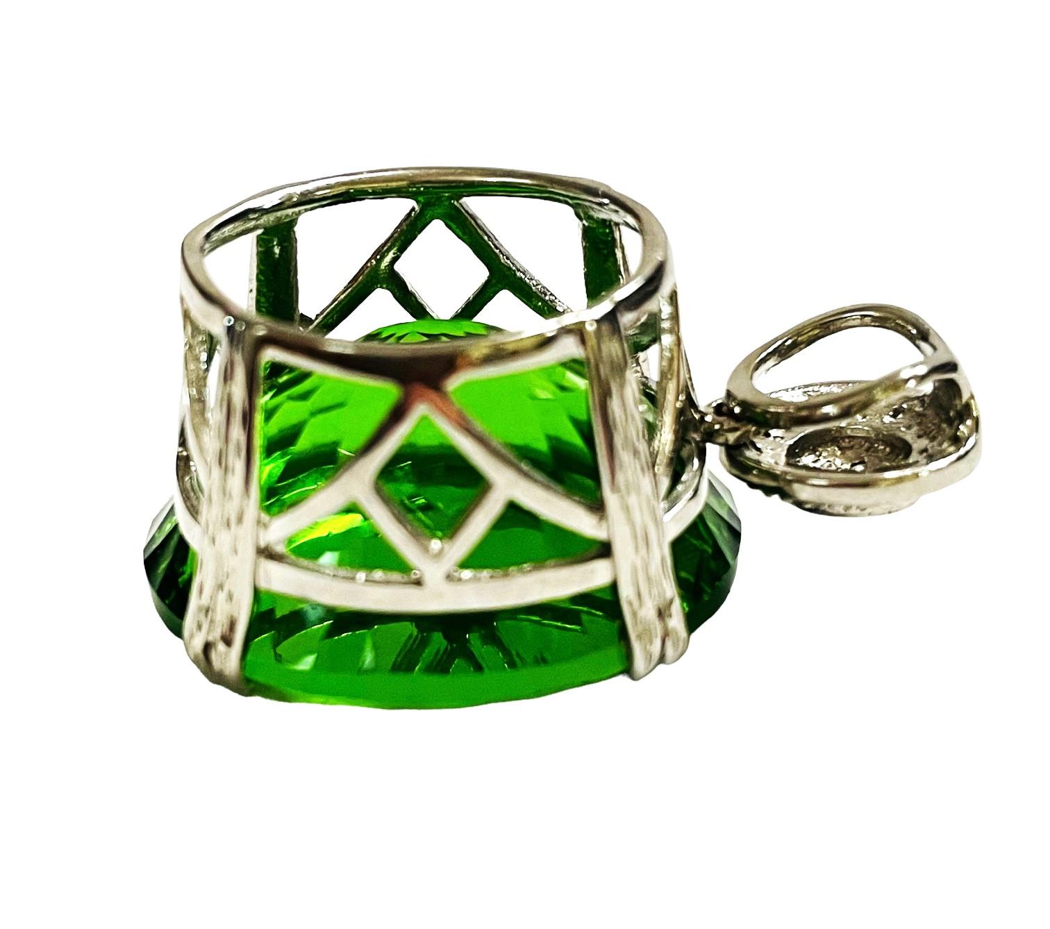 Neuer afrikanischer grüner konkaver ovaler 34,50 Karat Peridot-Sterling-Anhänger in Apfelgrün (Ovalschliff)
