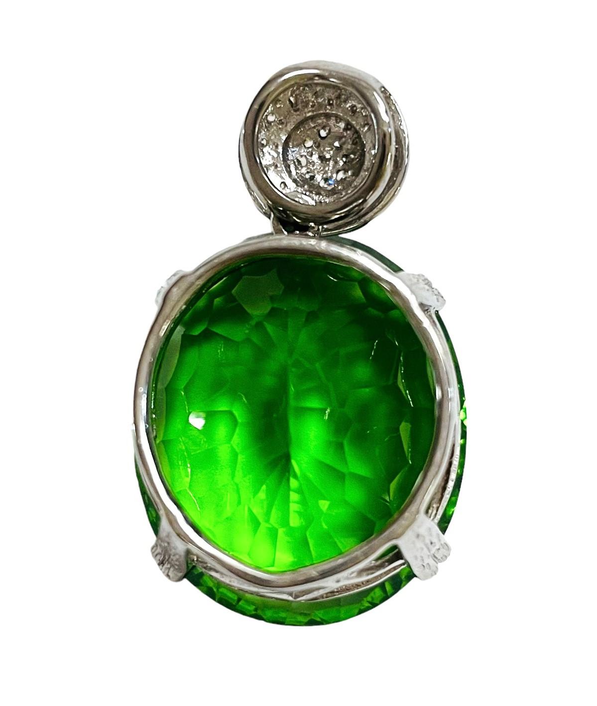 Neuer afrikanischer grüner konkaver ovaler 34,50 Karat Peridot-Sterling-Anhänger in Apfelgrün im Zustand „Neu“ in Eagan, MN