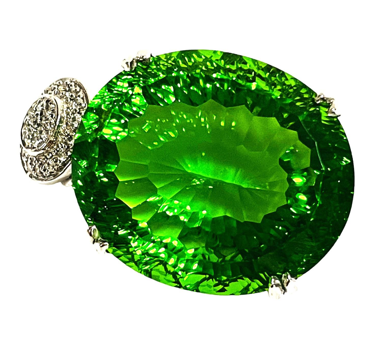 Neuer afrikanischer grüner konkaver ovaler 34,50 Karat Peridot-Sterling-Anhänger in Apfelgrün 2