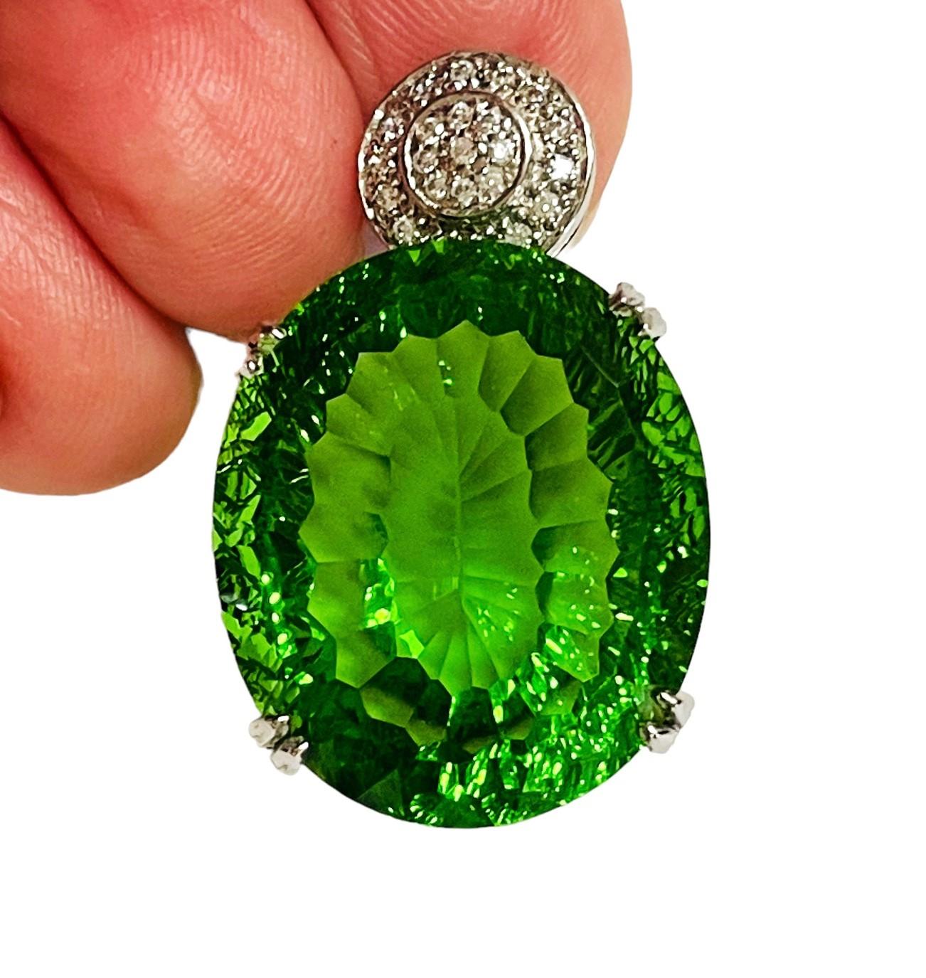 Neuer afrikanischer grüner konkaver ovaler 34,50 Karat Peridot-Sterling-Anhänger in Apfelgrün 3