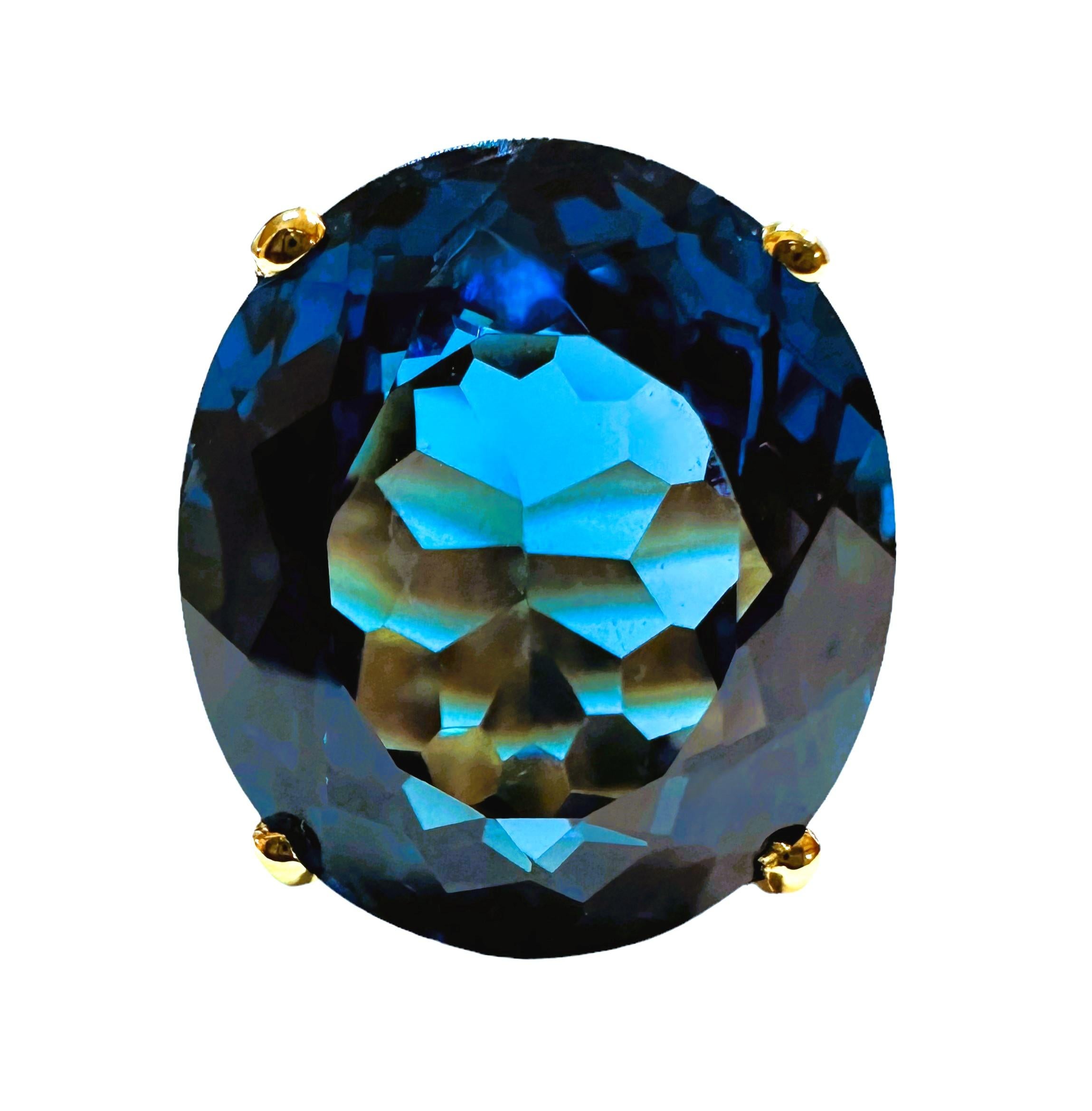 Ich liebe die Farbe dieses Steins.  Es ist einfach so brillant.  Der Ring hat die Größe 6,5.  Der Stein stammt aus Afrika und ist einfach exquisit.  Es ist ein oval geschliffener Stein und ist 18.70 Ct   Der Hauptstein ist 17,3 x 15 mm groß. Er