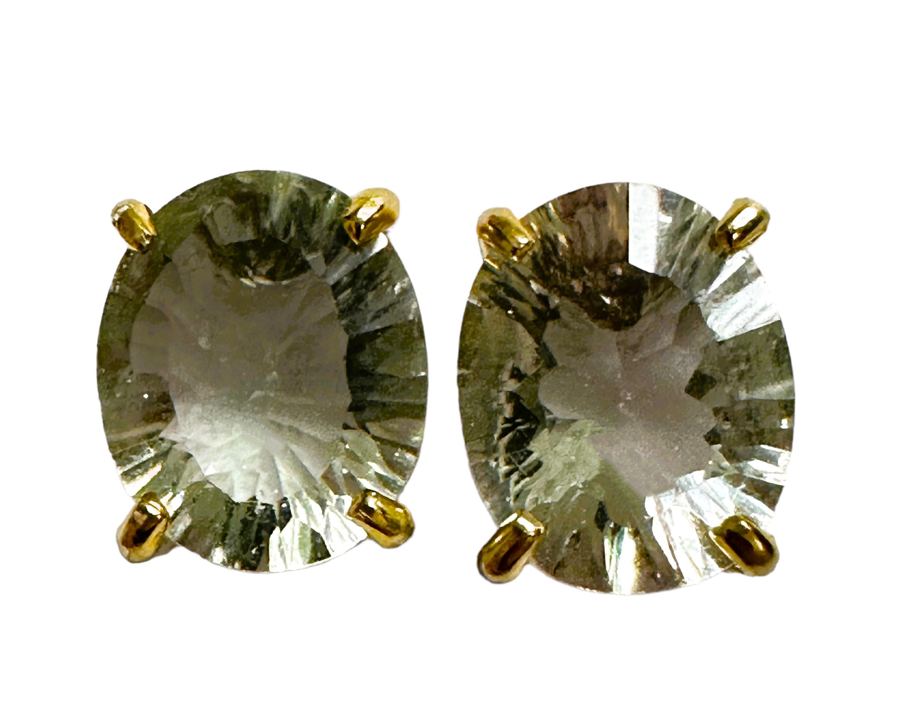 Taille ovale Boucles d'oreilles africaines neuves en argent sterling avec améthyste verte et saphir de 4.48 carats, IF en vente