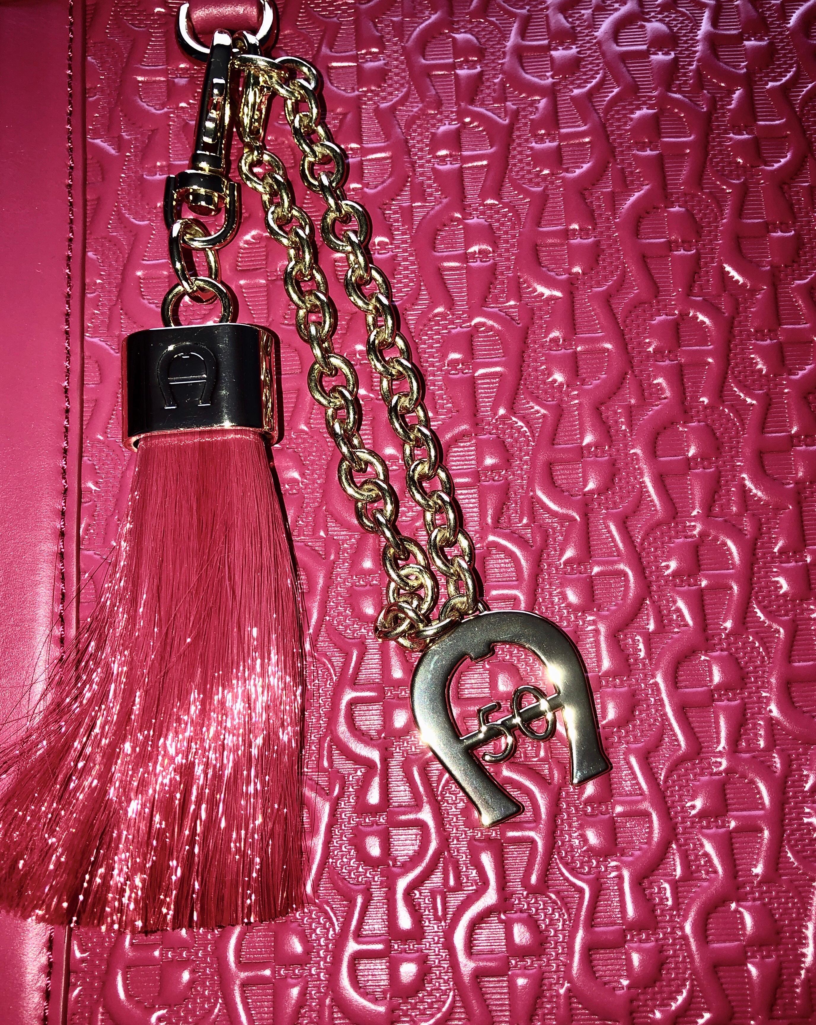 NEW Aigner Pinke Umhängetasche mit Logo-Prägung und Quaste:: Charms & Zip Wallet 3