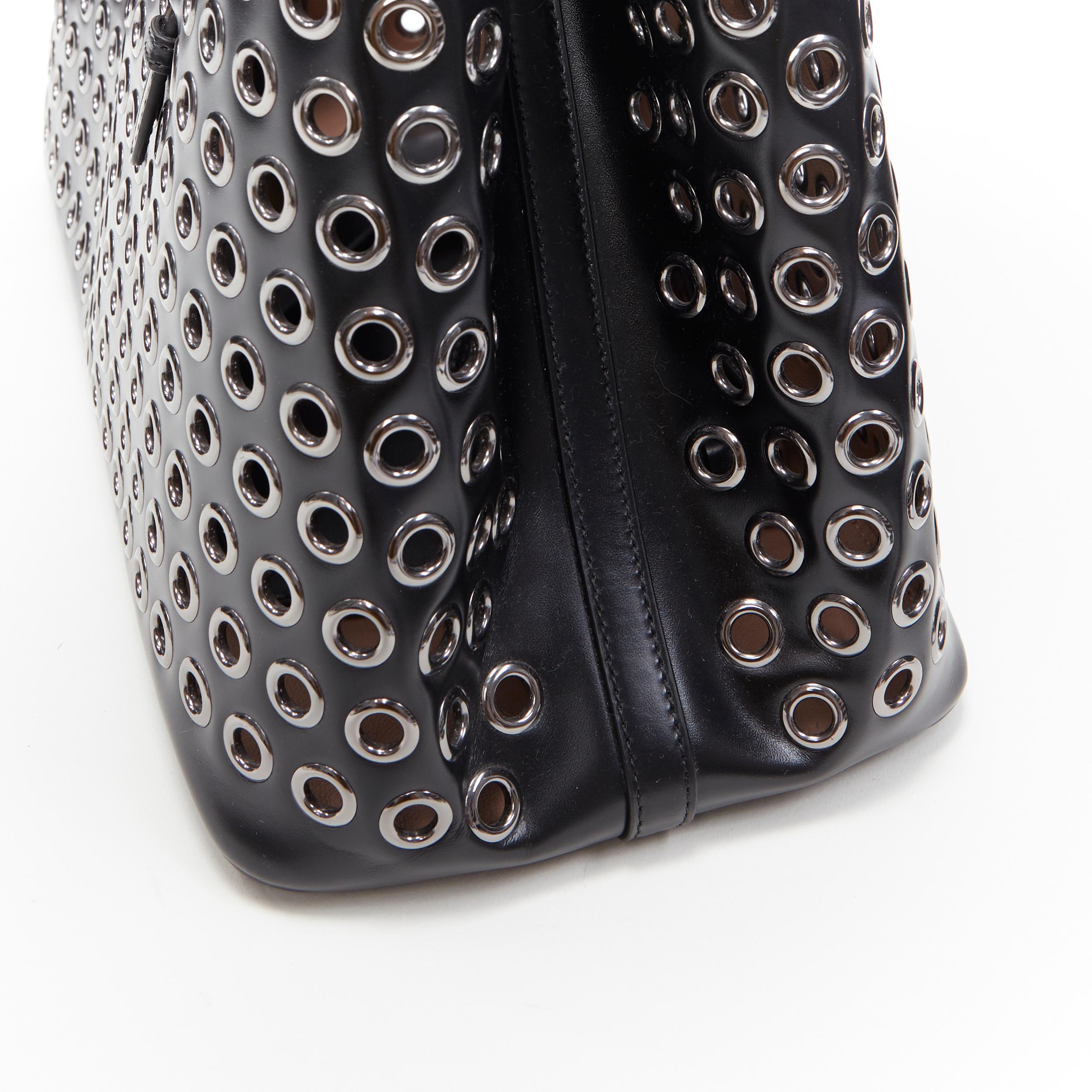 nouveau ALAIA sac fourre-tout extensible grand format en cuir noir et métal perforé 4