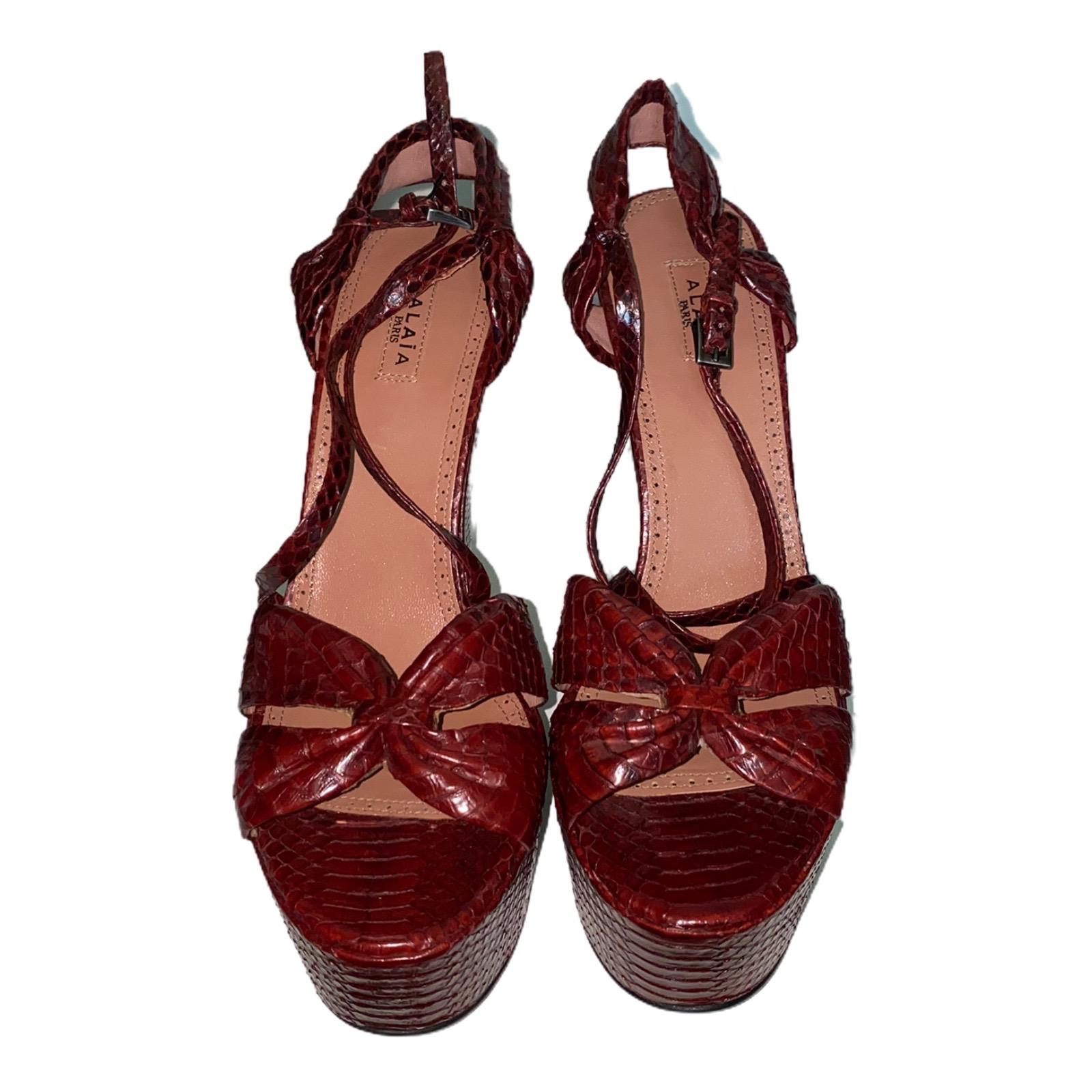 Une pièce de signature classique d'AZZEDINE ALAIA qui vous accompagnera pendant des années
Cette magnifique paire de chaussures compensées fabriquées à partir de la plus belle peau exotique
Fermeture discrètement gravée de 