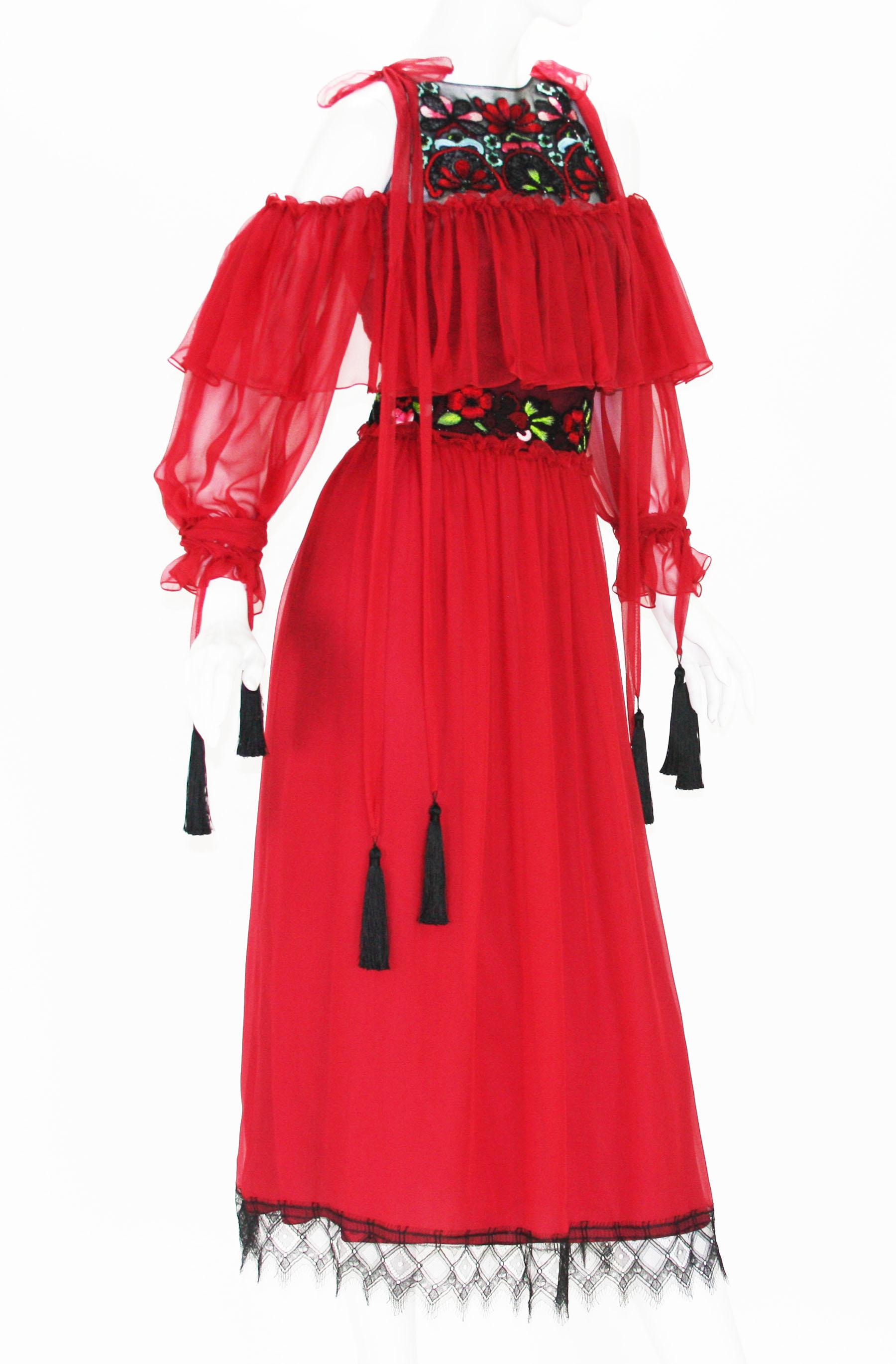 Rouge Alberta Ferretti - Robe longue en soie rouge avec perles et dentelle à pompons, collection S/S 2017, état neuf  en vente